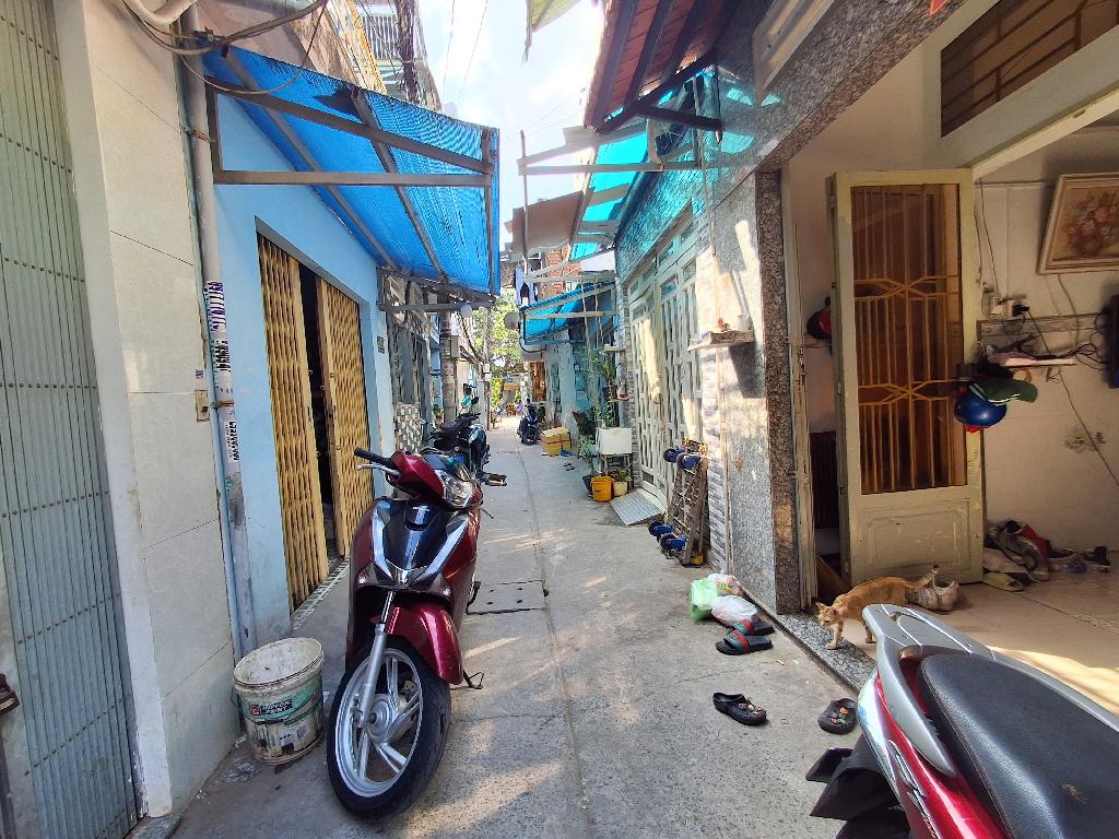 Nhà 2 tầng xinh xắn, giá cực tốt tại Quận 8