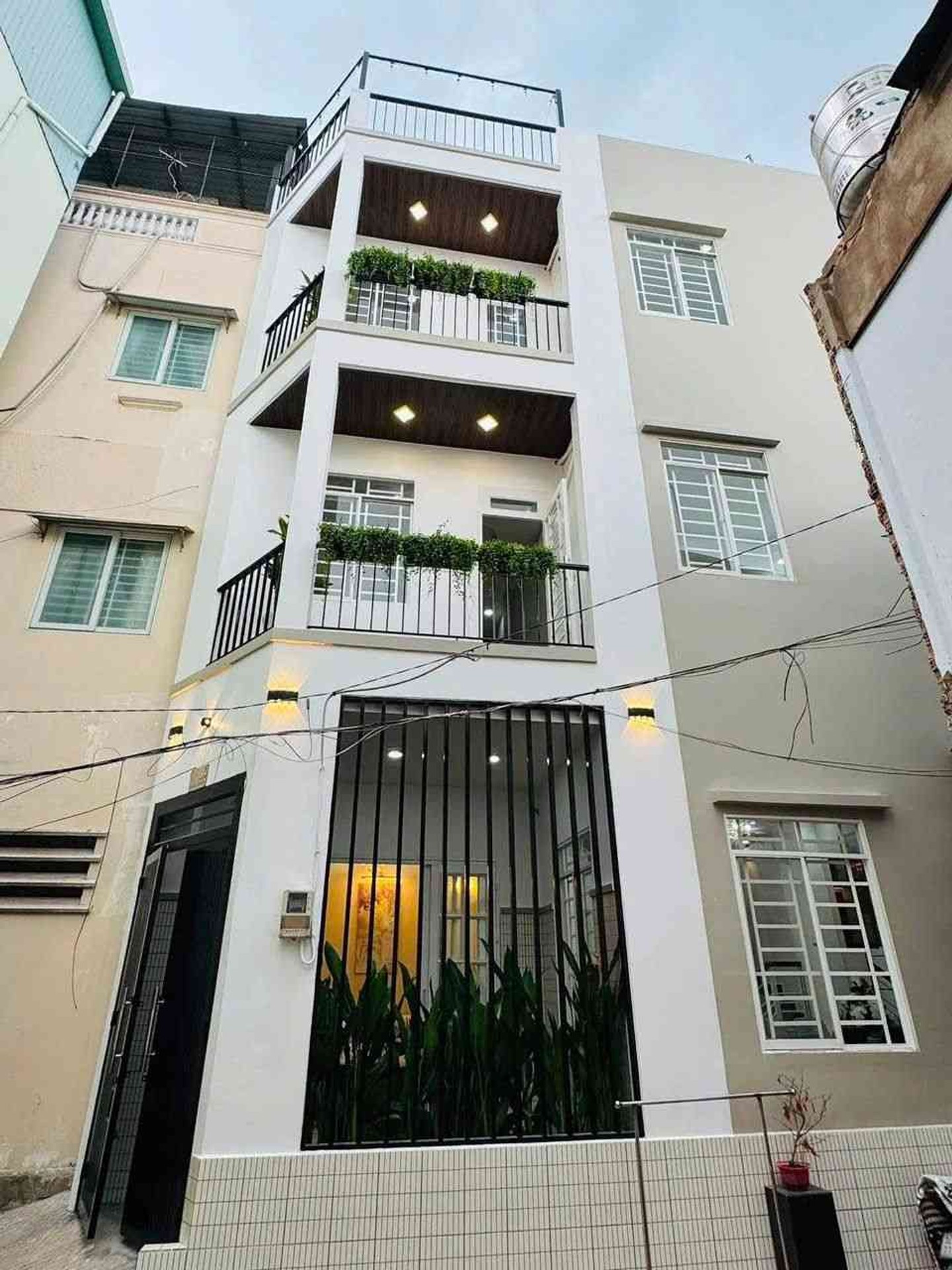 Nhà 4 Tầng Mặt Tiền Thụt Quận 8 - Không Gian Sống & Kinh Doanh Lý Tưởng