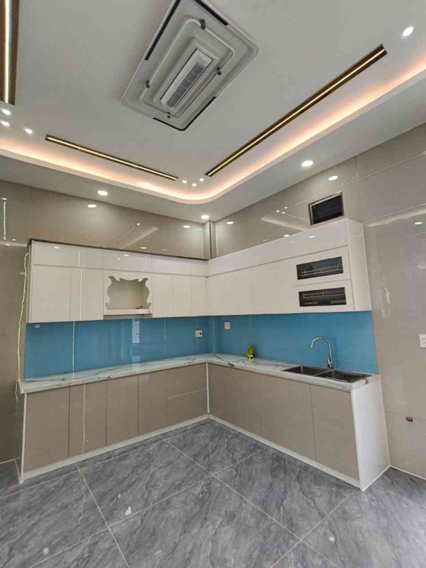 Bán nhà 5 tầng 6 phòng ngủ tại xã Tân Xuân, giá 7.95 tỷ