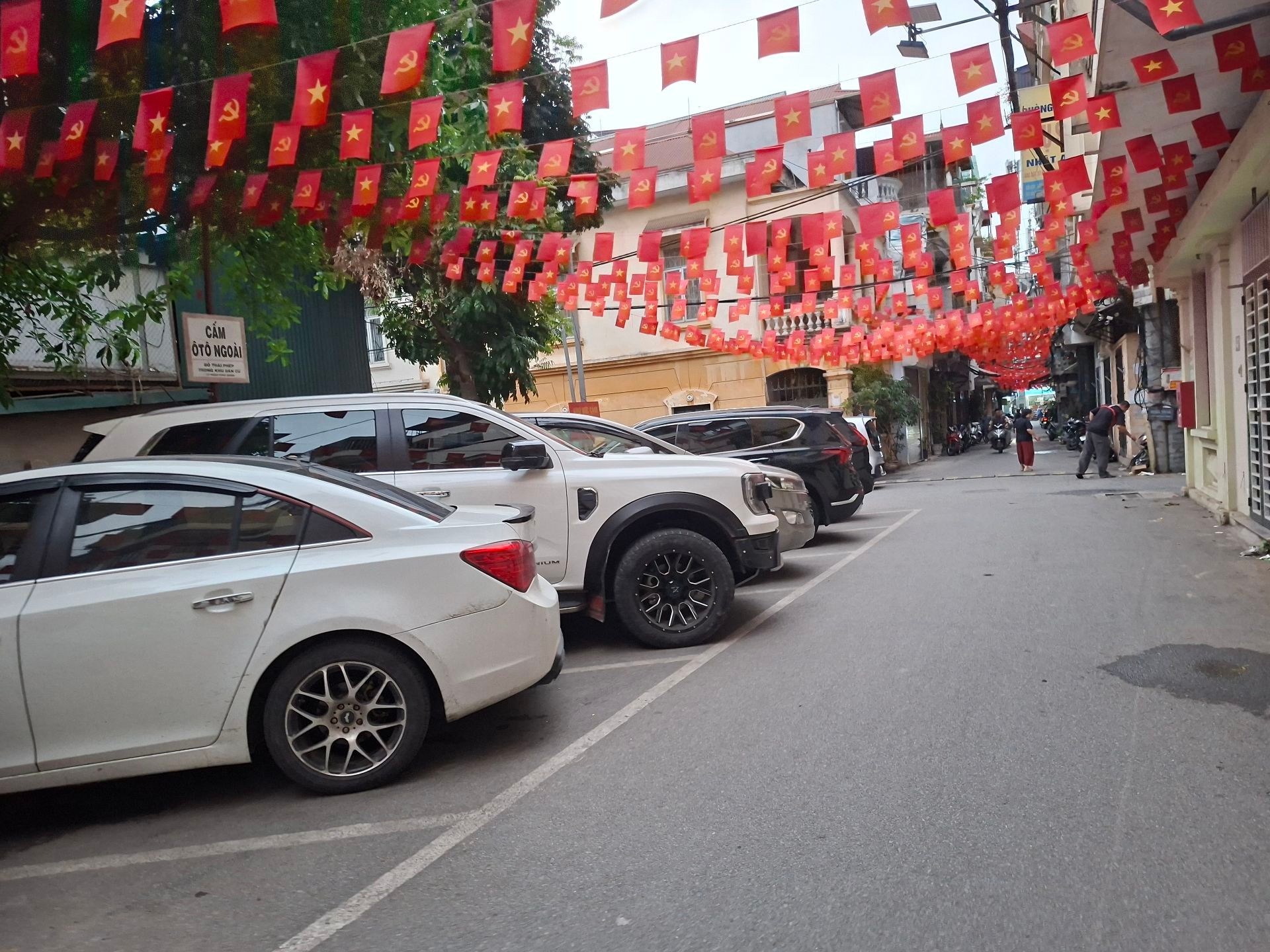Mảnh đất VÀNG KHƯƠNG TRUNG 37m mặt tiền rộng PHÂN LÔ Ô TÔ TRÁNH - VÀO NHÀ
BÃI Ô TÔ GẦN NHÀ 11.8 tỷ