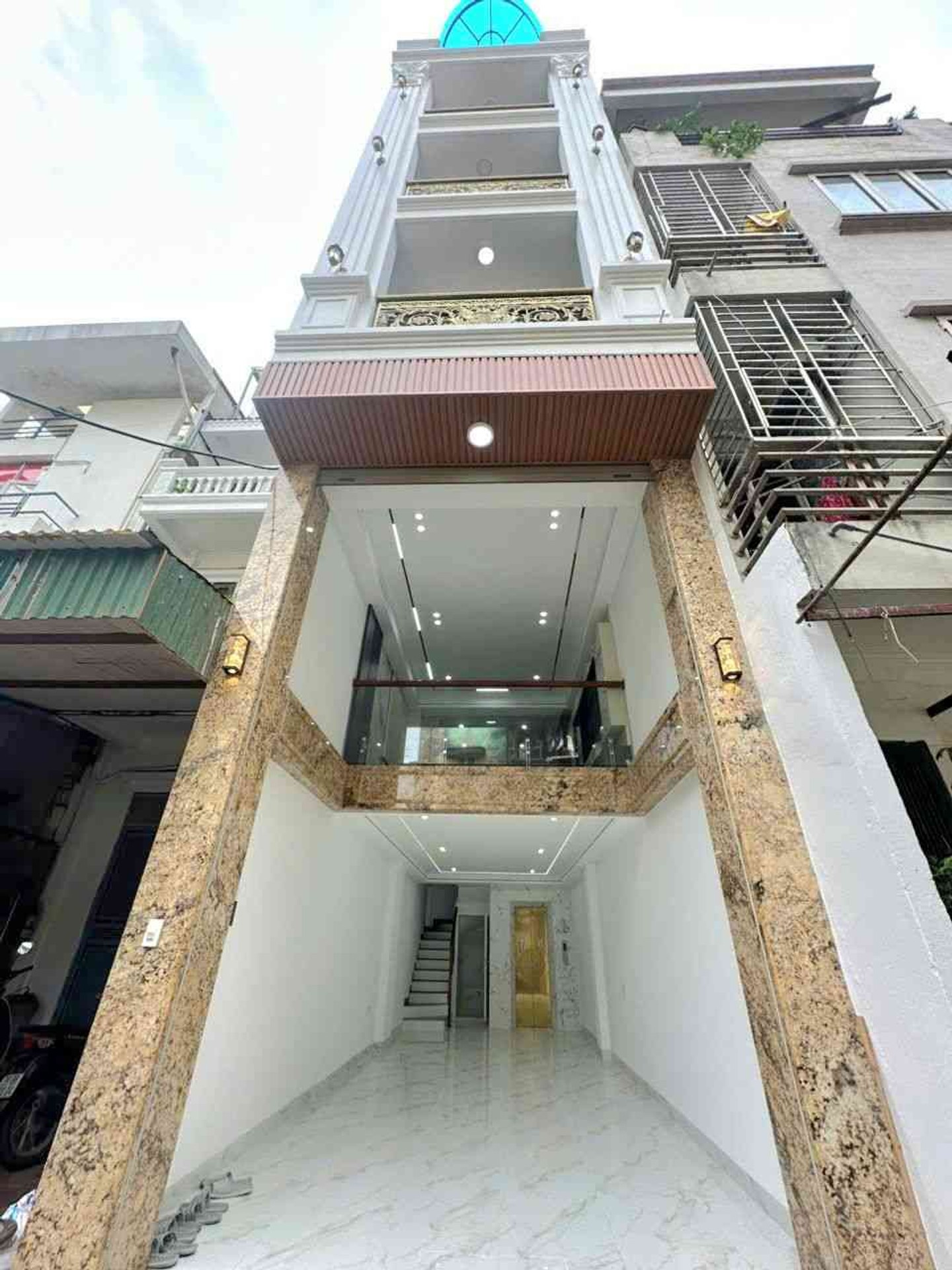 💥 16 TỶ – NHÀ 7 TẦNG THANG MÁY GẦN HỒ ĐỀN LỪ
📍 Phân lô – ô tô tránh – gara – kinh doanh
46M²