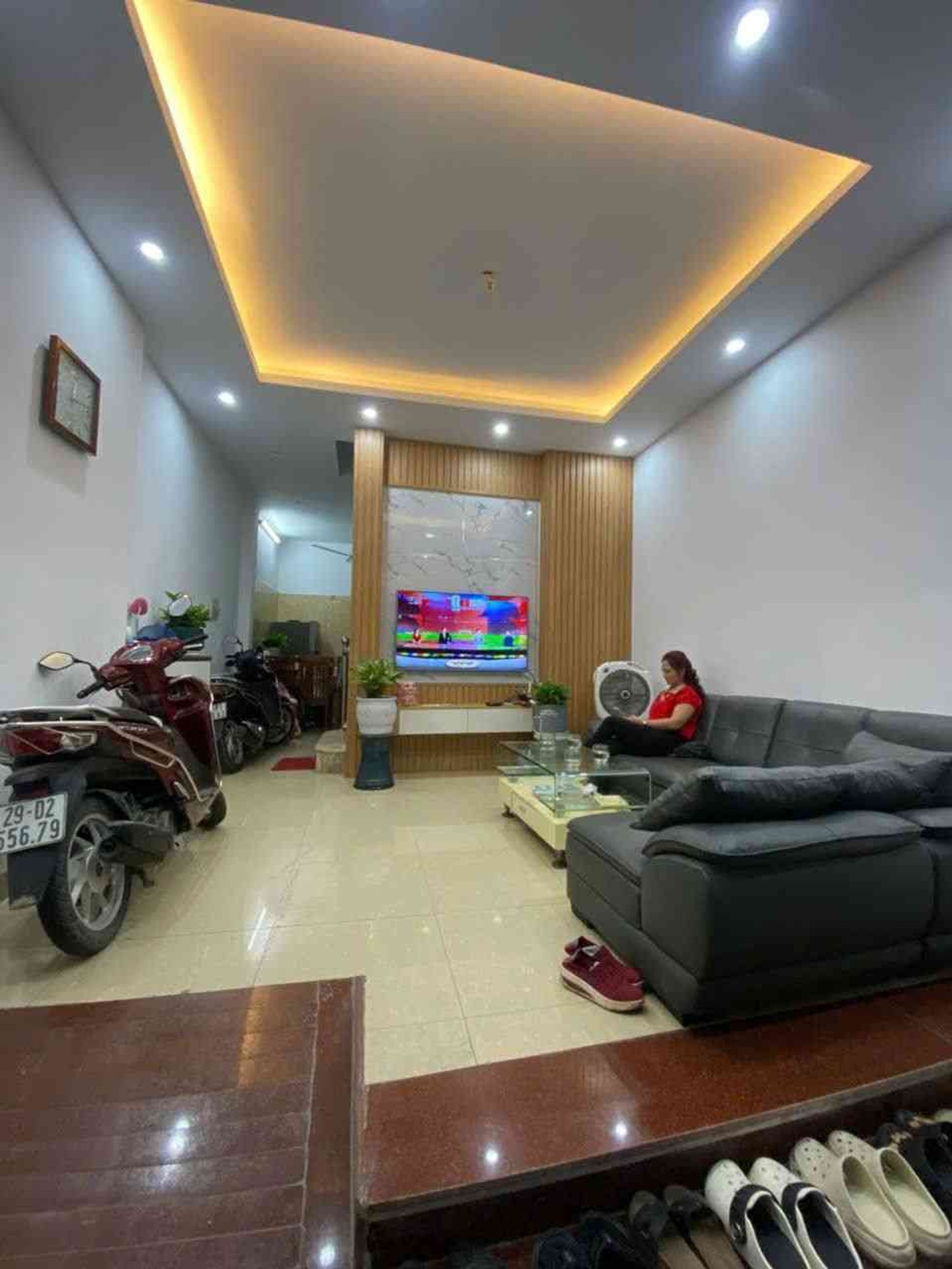 BÁN NHÀ CẦU GIẤY - 40M2 - BA GÁC ĐUA - TRƯỚC NHÀ THOÁNG SÁNG - VÀI BƯỚC RA MẶT PHỐ - GIÁ NHỈNH 9 TỶ