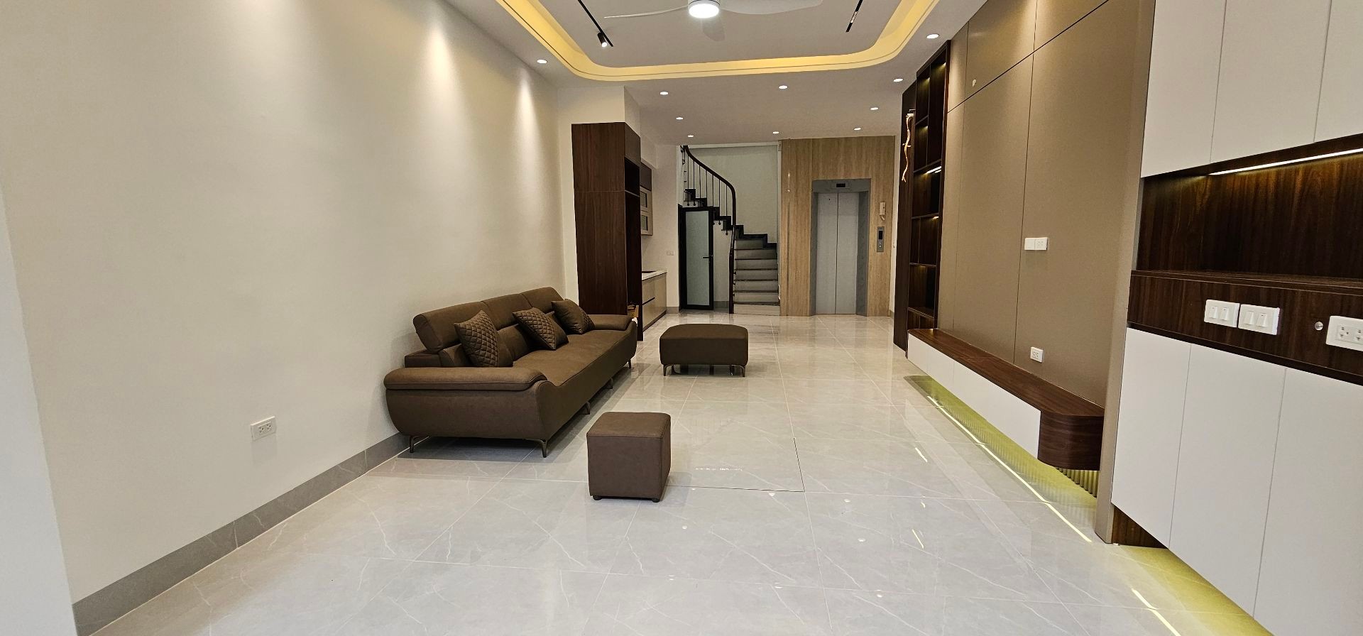 CHỦ NHÀ CHUẨN BỊ SANG ÚC ĐỊNH CƯ CẦN BÁN GẤP -THANG MÁY XỊN TẠI LONG BIÊN