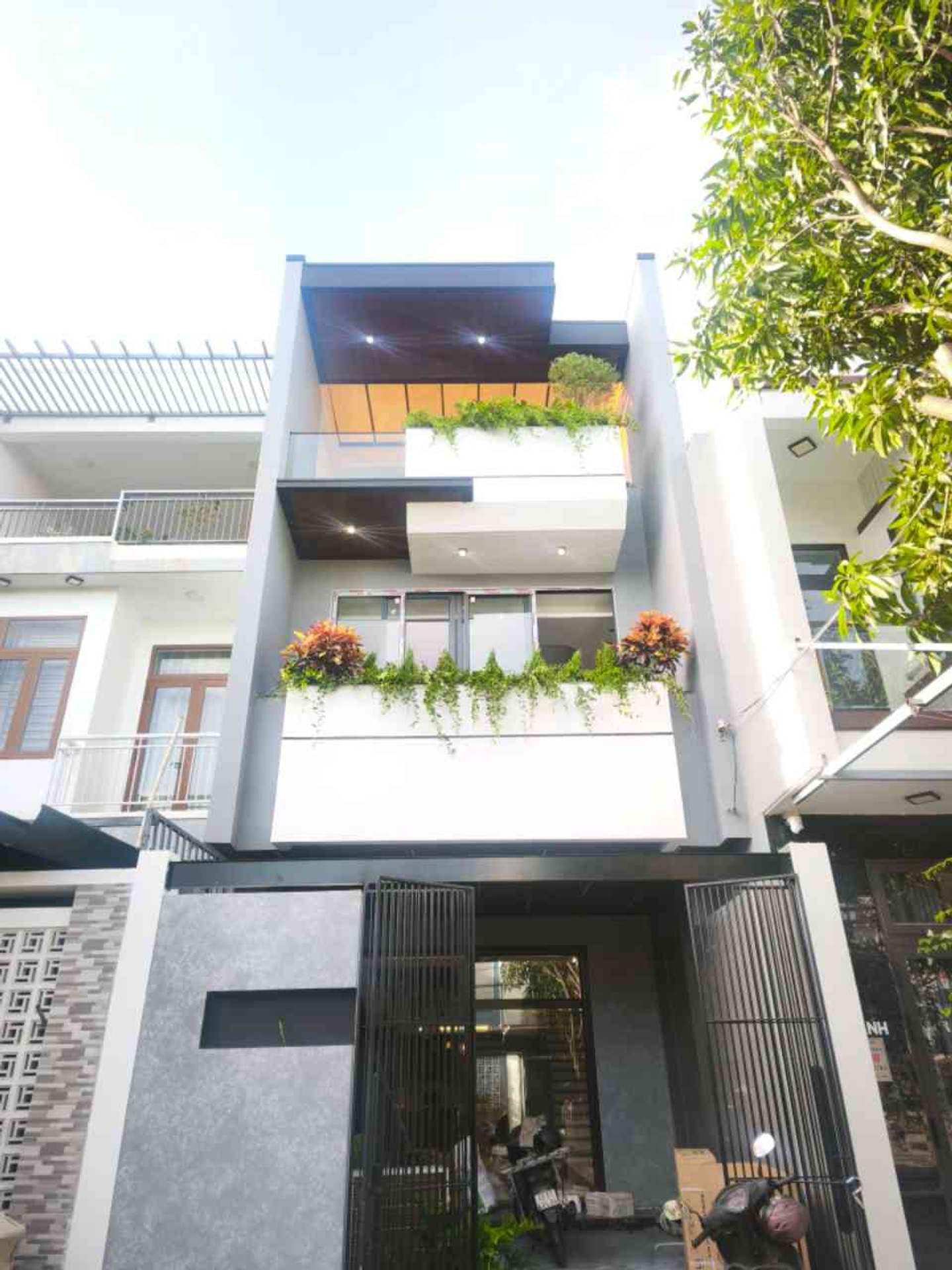 Nhà phố 3 tầng full nội thất đường rộng Hoà Xuân đẳng cấp