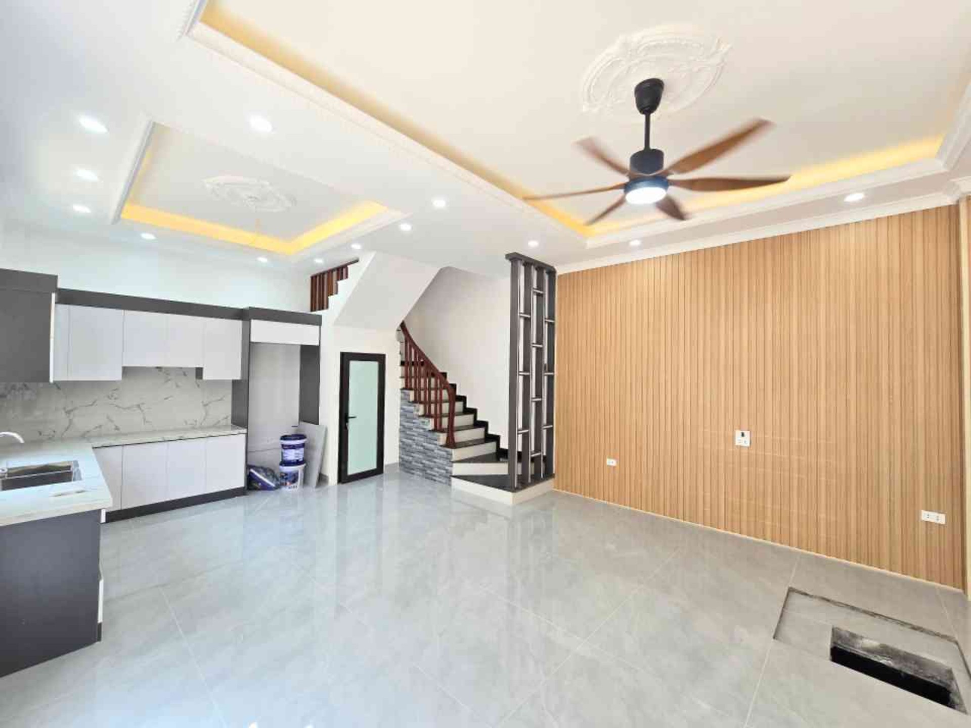 Nhà mới siêu đẹp sát phố, ô tô đậu thoải mái