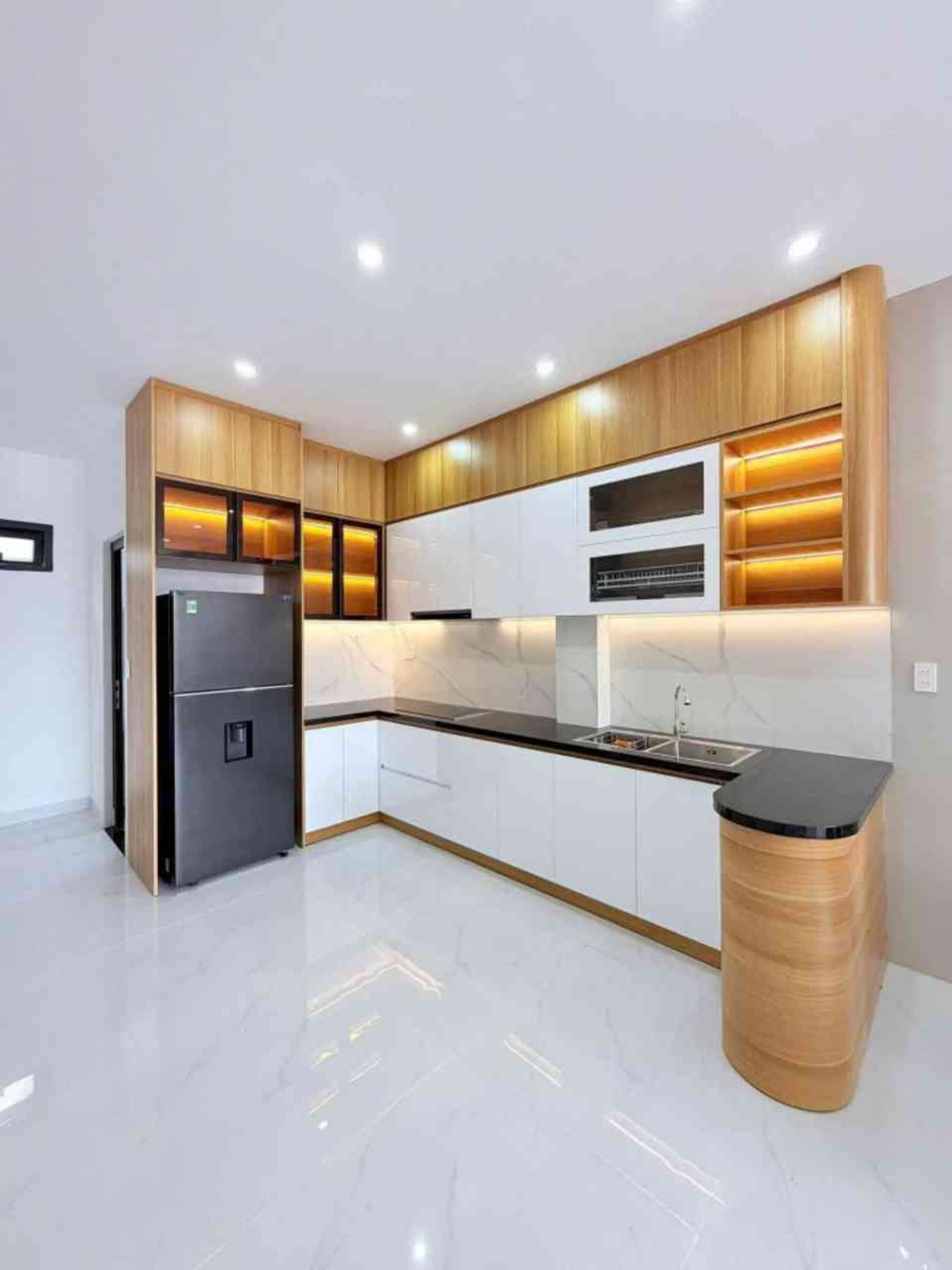 Nhà 3 tầng Đông Nam gần biển, tiện nghi đầy đủ