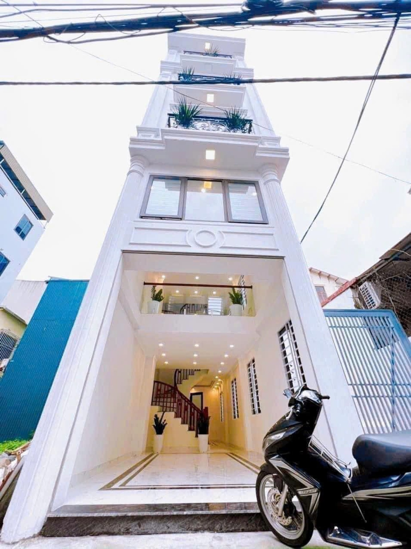 Nhà 5 tầng lô góc Bát Khối, tiện nghi đầy đủ, giảm giá cho khách nhanh!