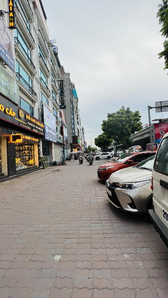 Nhà mặt phố 8 tầng khu vực Nguyễn Xiển, mặt tiền rộng, vỉa hè rộng thoáng