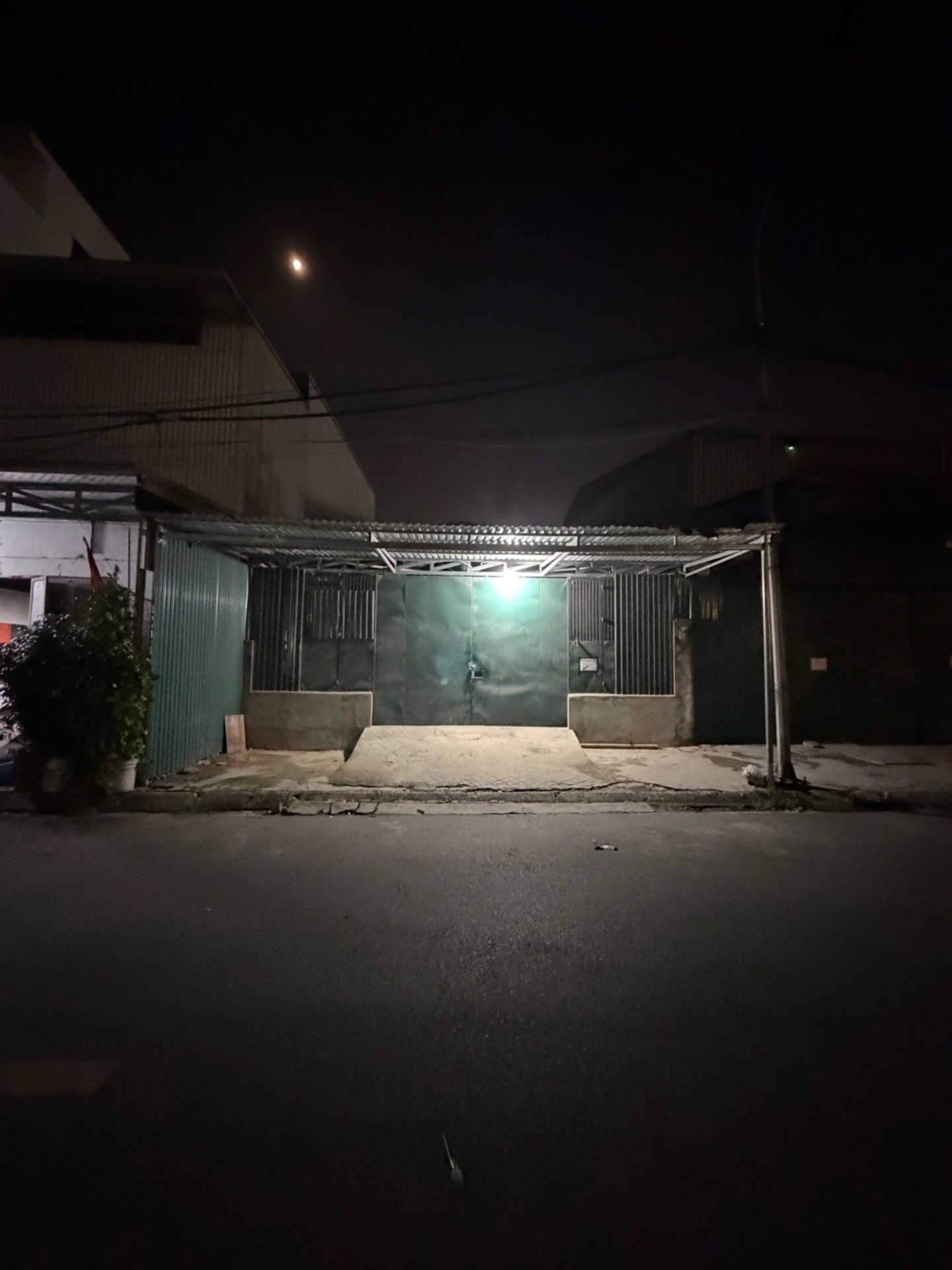 Nhà mặt phố Đền Lừ 3 - Mặt tiền rộng, ô tô ra vào thoải mái