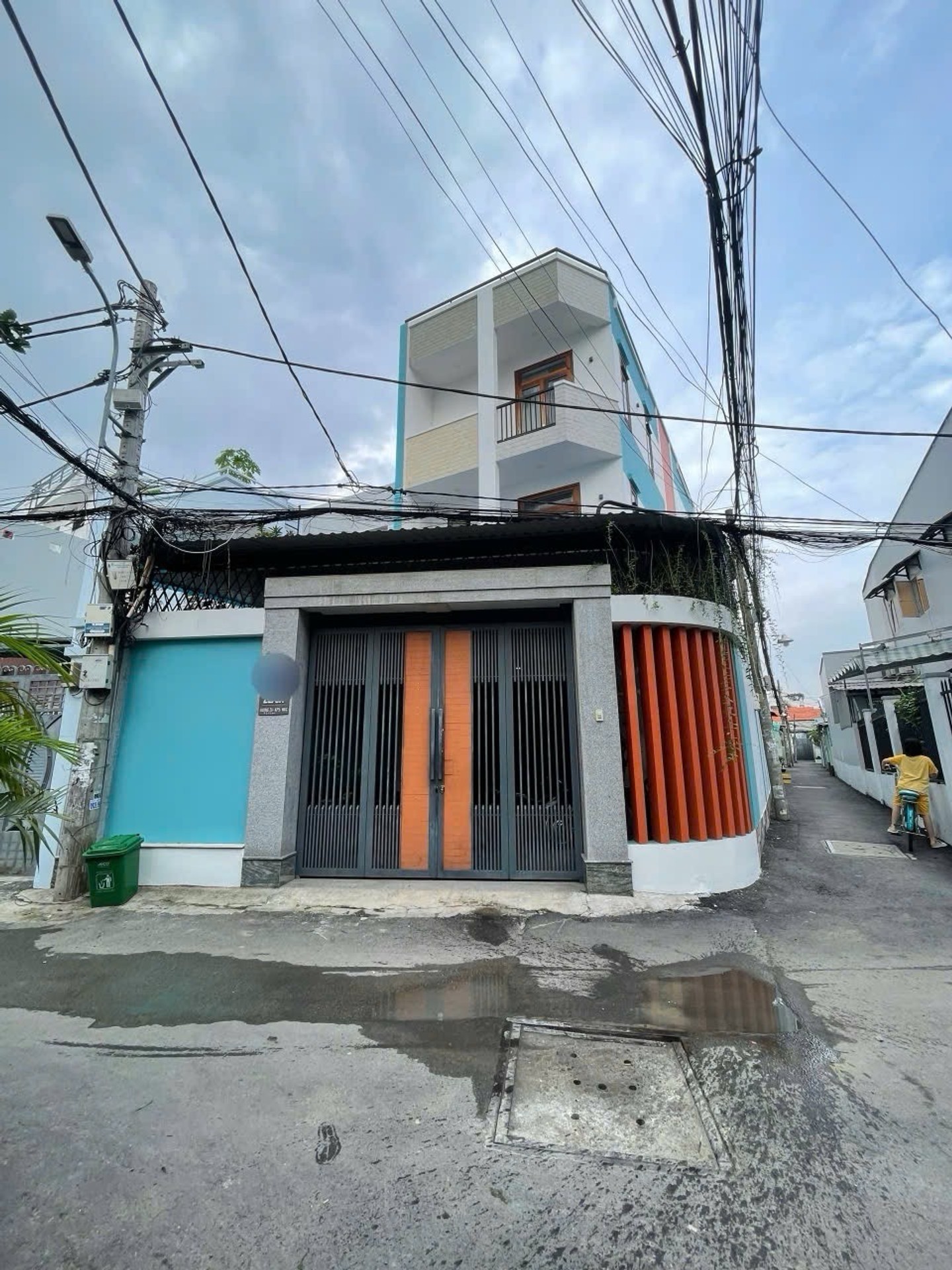 Nhà lô góc 3 tầng rộng 138m2 khu Hiệp Bình Chánh giá 13.5 tỷ