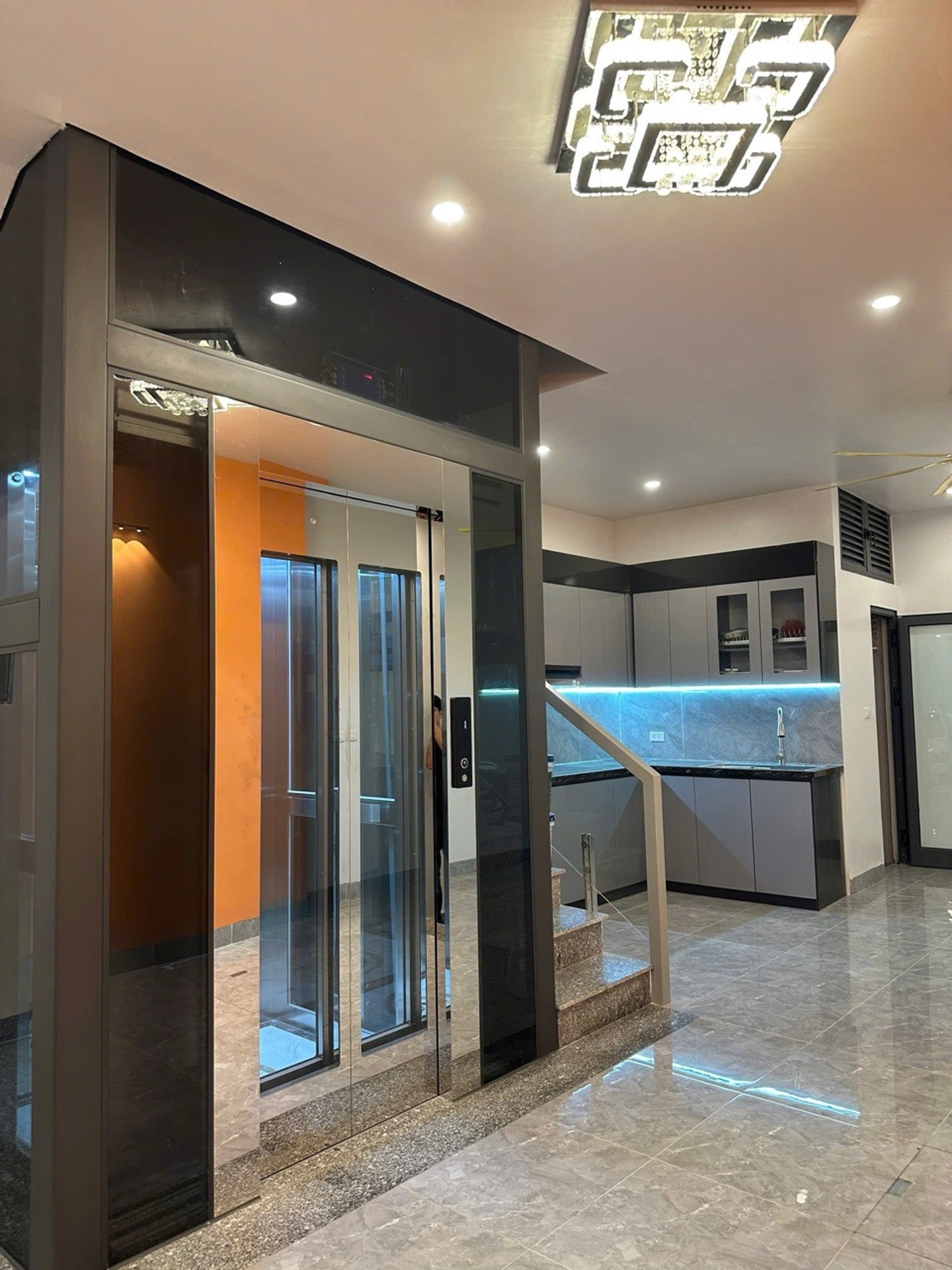 Bán nhà riêng 6 tầng có thang máy tại Xuân Đỉnh, gara ô tô, thiết kế hiện đại