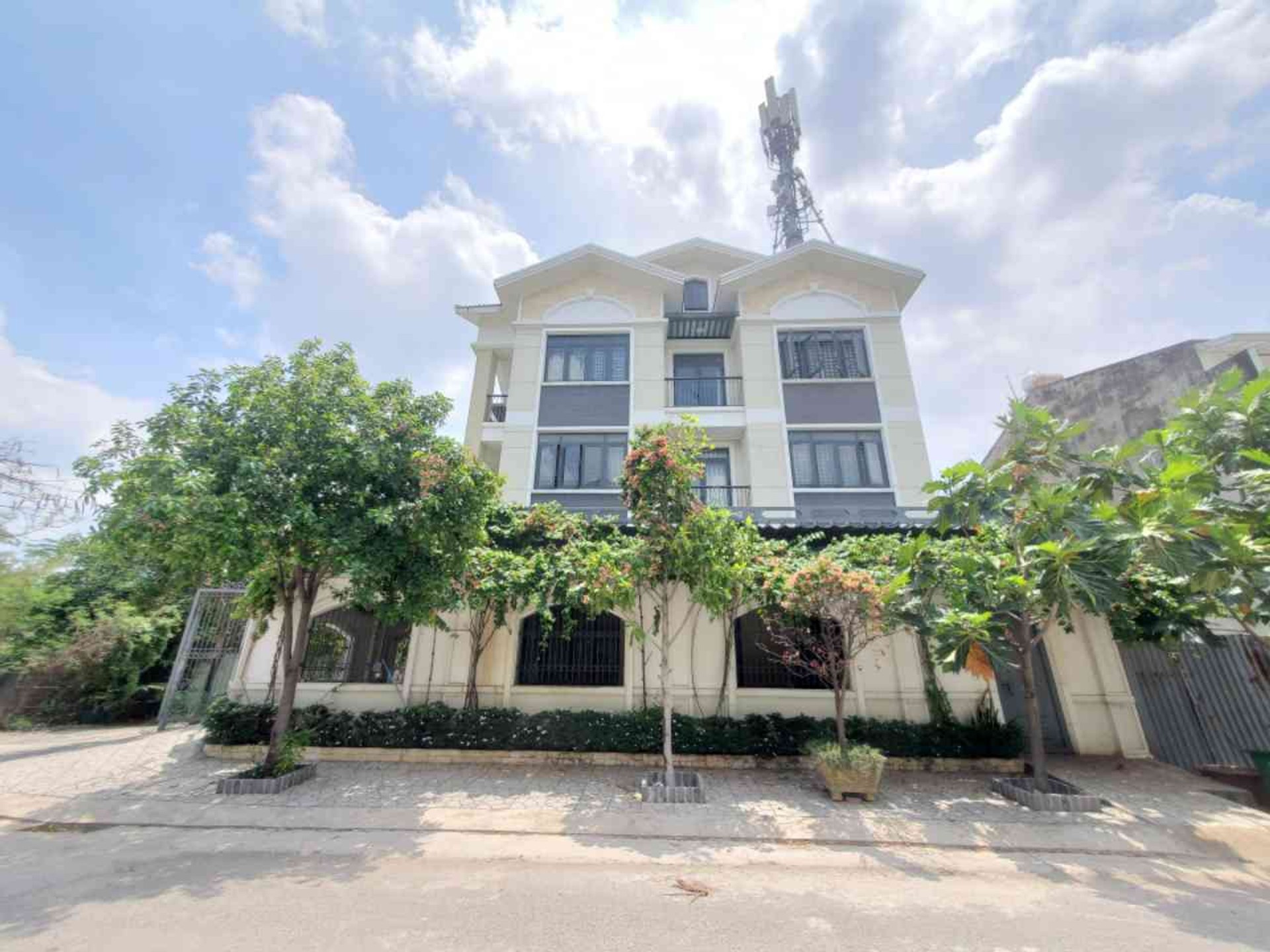 Biệt Thự Ven Sông đường Đặng Thùy Trâm, BThanh. Vị Trí Đắc Địa.
184m2. 4 Tầng. 12x14,5m.