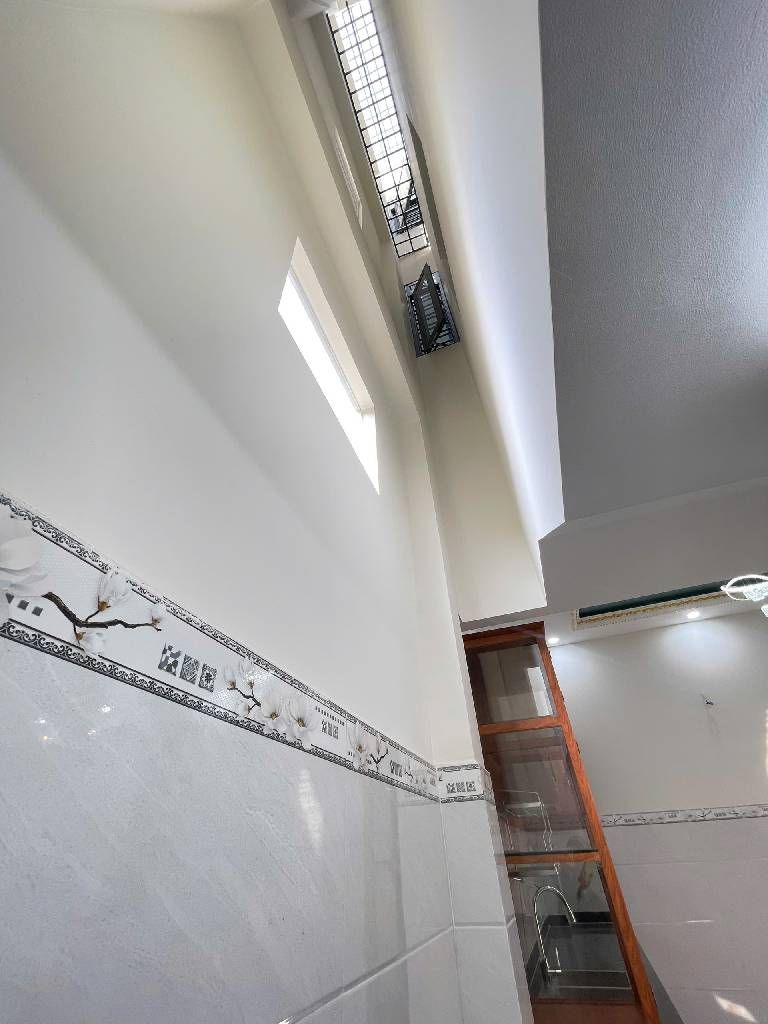 Nhà đẹp 3 tầng rộng rãi gần chợ Hồ Văn Long, giá siêu tốt!