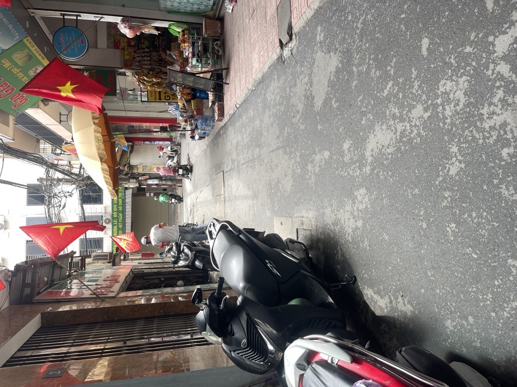 Bán nhà 3 tầng, 3 phòng ngủ tại Chính Kinh, tiện kinh doanh ô tô
