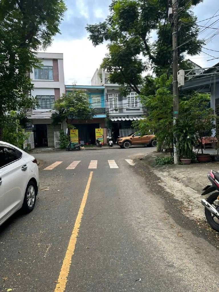 Nhà mặt phố 3 tầng view công viên, gần sông Mỹ An, Đà Nẵng