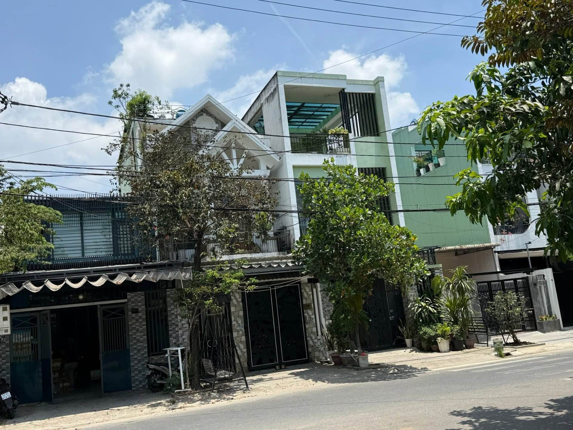 Nhà mặt phố 2 tầng, vị trí đắc địa, giá cực hấp dẫn