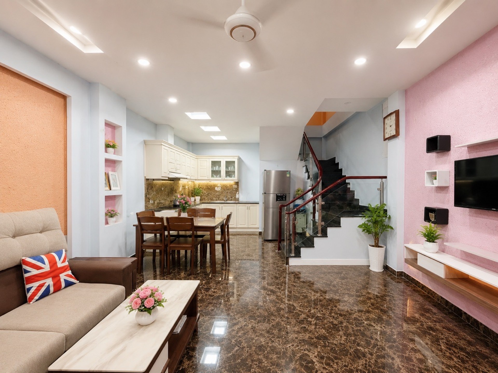 Nhà 3 tầng hướng Nam, diện tích 40m² gần khu đô thị Hoàng Huy Riverside