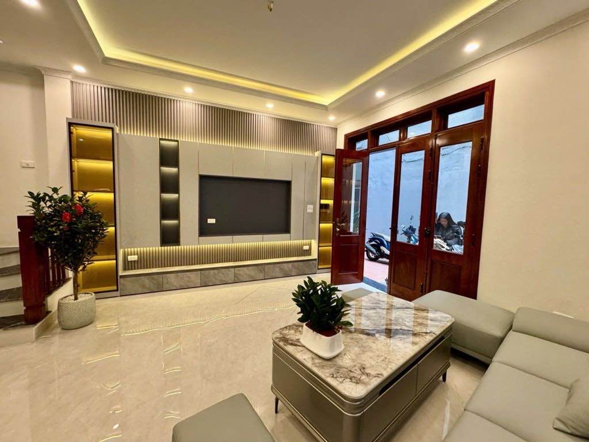 Nhà riêng 5 tầng có thang máy, mặt tiền 5m tại khu vực Ô Cách, Việt Hưng. Bán gấp!