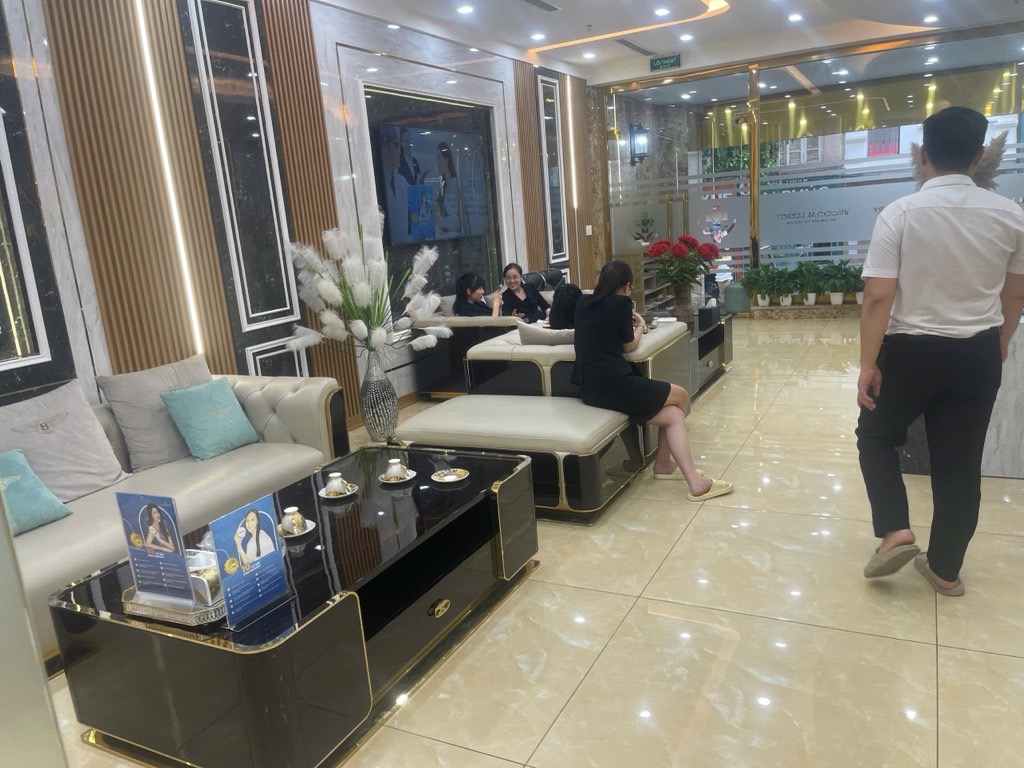 Bán toà nhà mặt phố 9 tầng mặt tiền rộng, vị trí đắc địa tại Trần Quốc Vượng