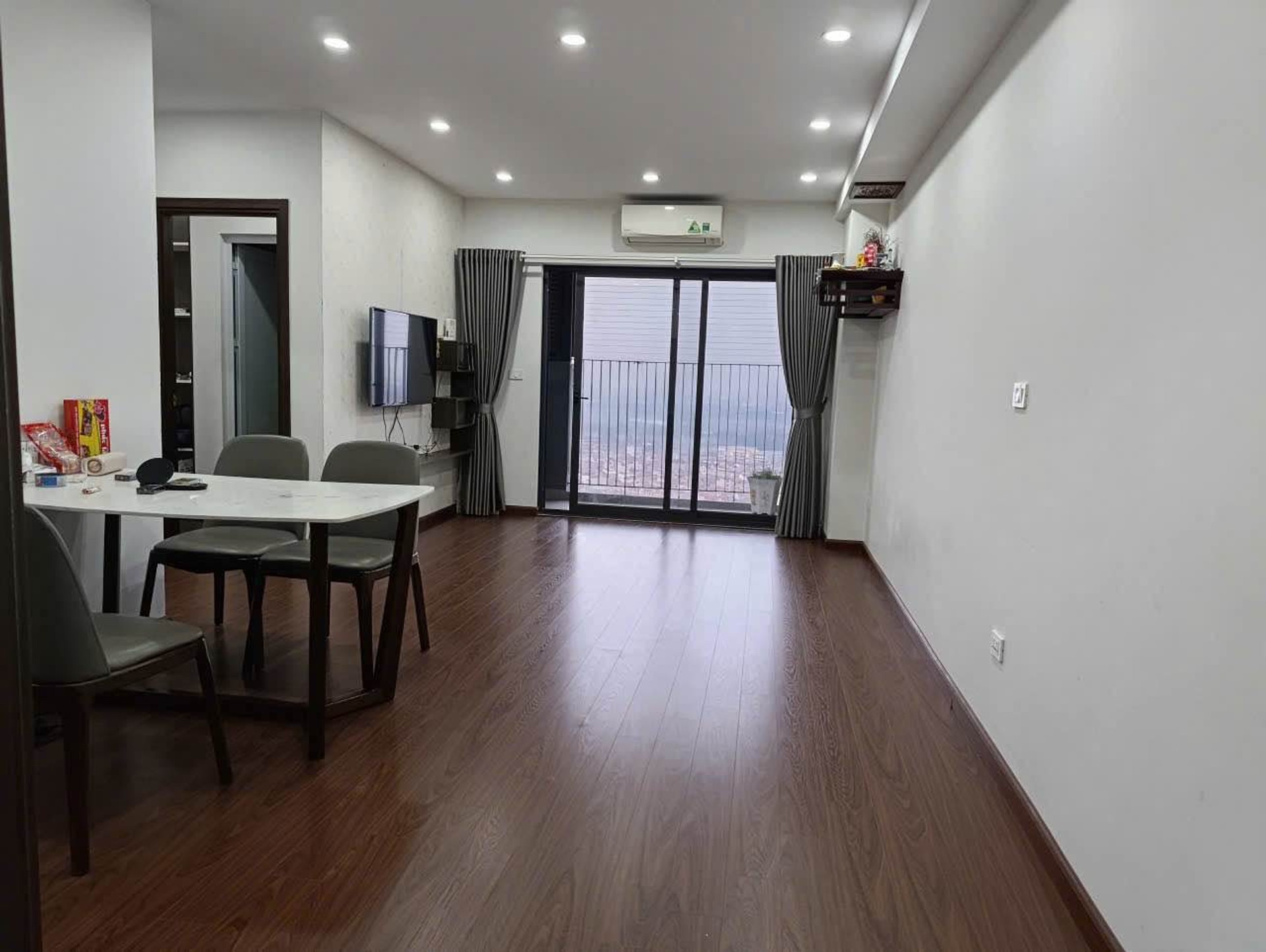 Căn Hộ Góc Sang Trọng Với Ánh Sáng Tự Nhiên Tinh Tế Tại Trung Tâm Thành Phố