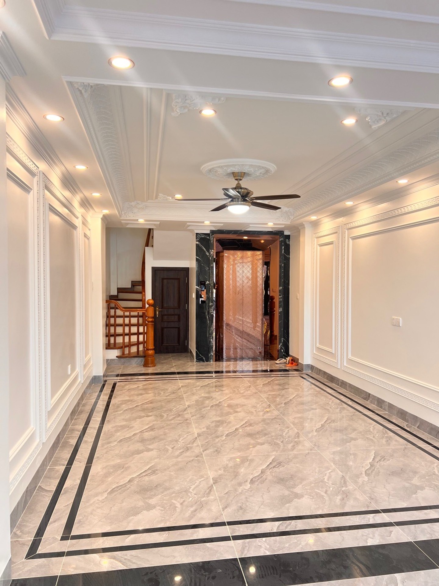 Bán nhà mặt phố Hồng Tiến 7 tầng vị trí trung tâm sát cầu Trần Hưng Đạo view trên cao ngắm tầu lượn