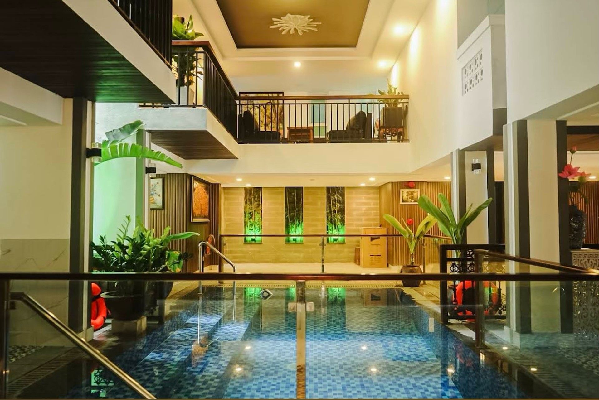 Bán chung cư mini 6 tầng gần biển, diện tích 257m2, hướng nam