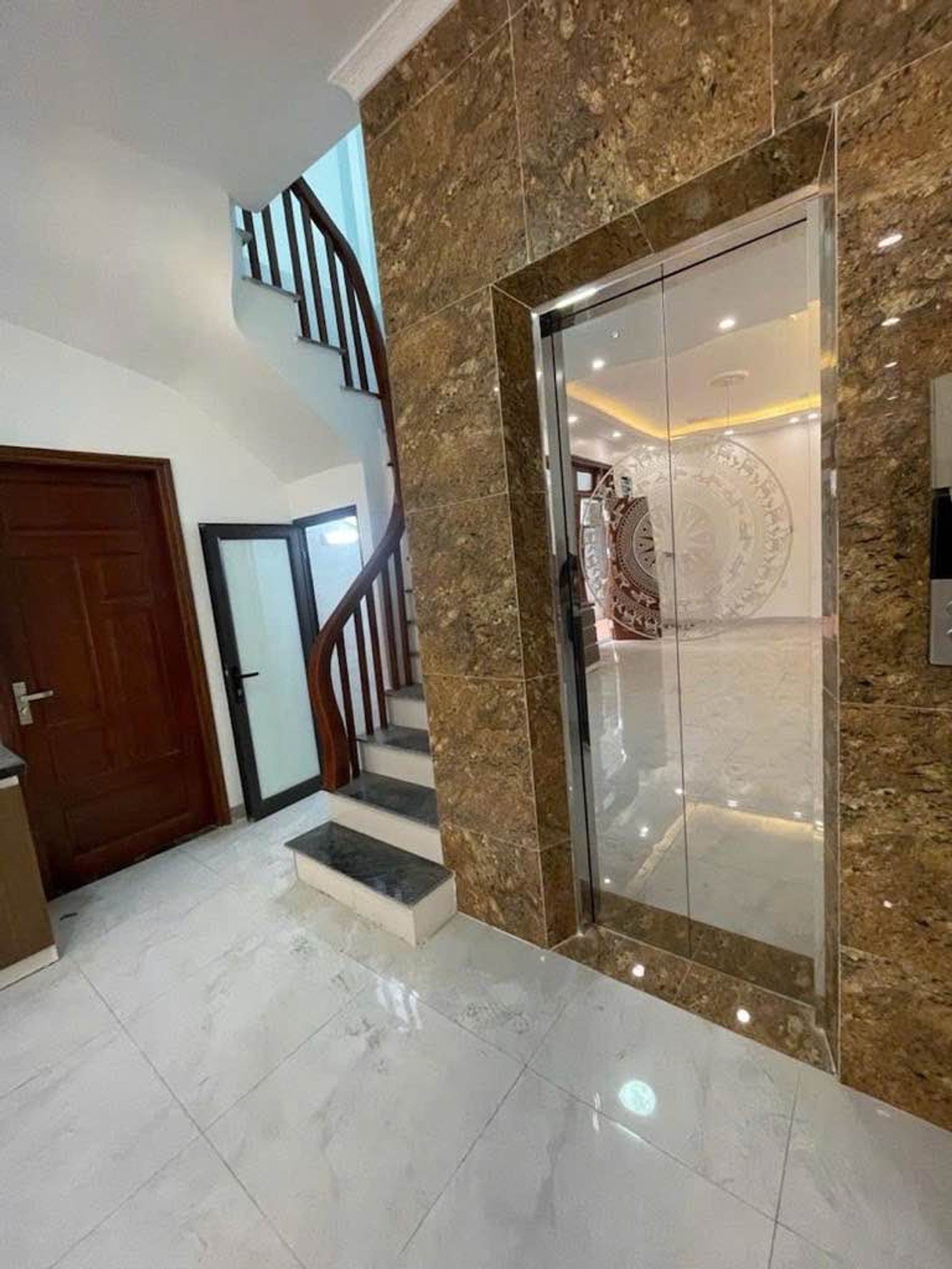 Bán nhà 6 tầng mặt tiền rộng tại trung tâm Phú Thượng, Tây Hồ, sổ đỏ chính chủ
