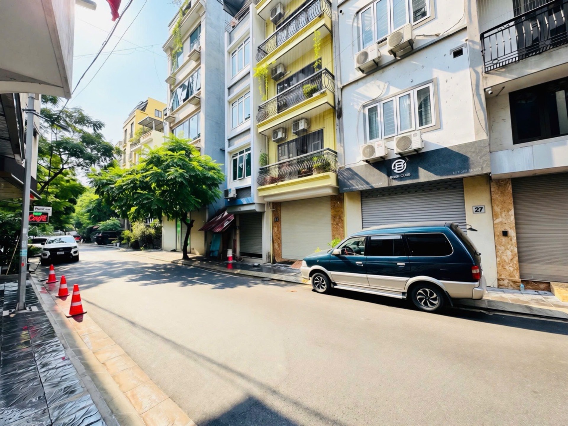 Nhà mặt ngõ ô tô tránh – vị trí vàng vòng xuyến Bưởi
Cách phố Lạc Long Quân & Võ Chí Công chỉ 30m