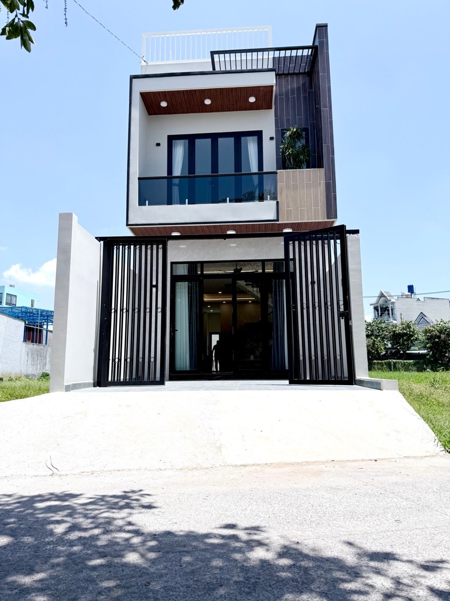 Bán nhà riêng 2 tầng, 100m2 tại phường Trương Thị Như, hẻm ôtô tránh, giá 5.6 tỷ