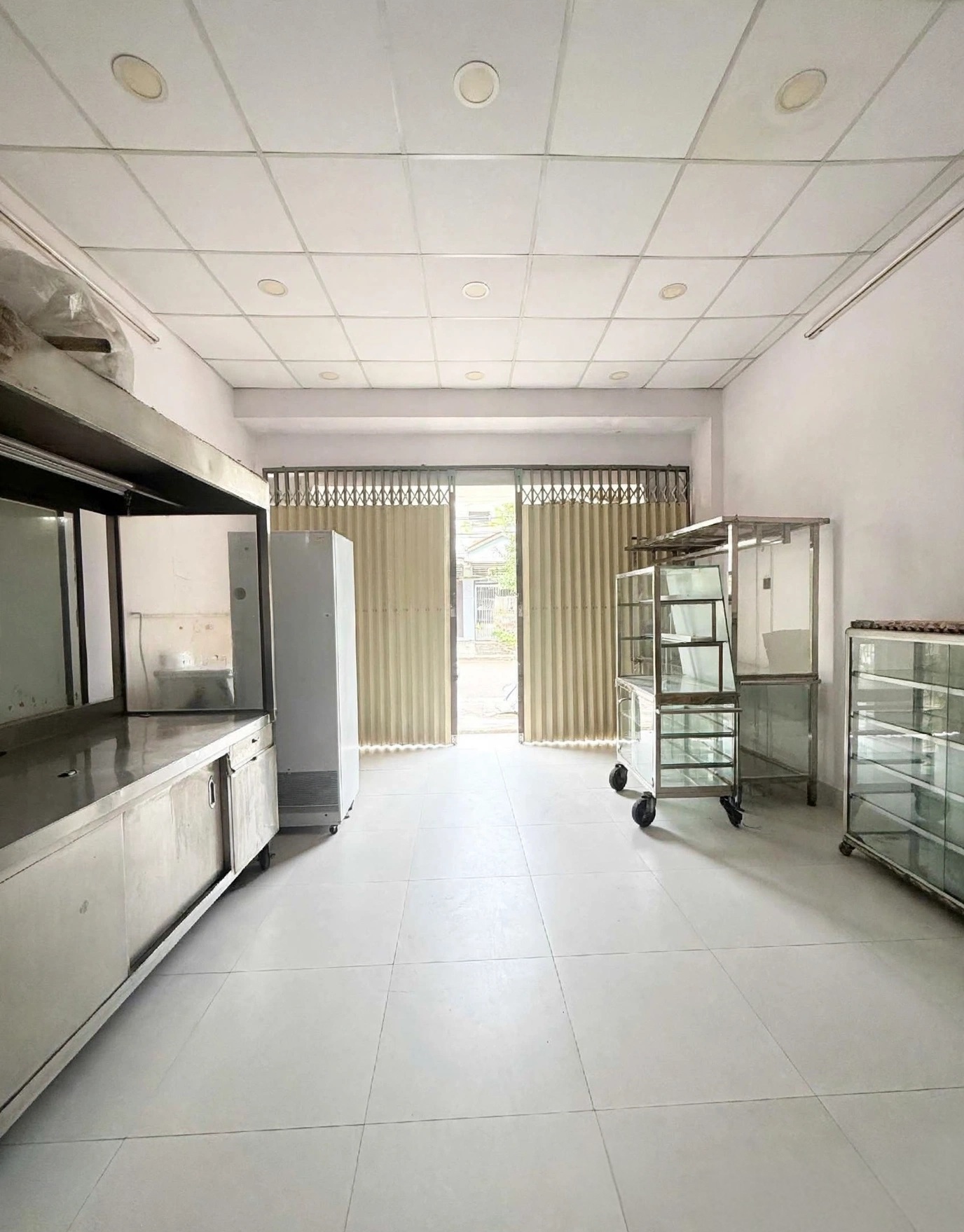 Mặt tiền kinh doanh Xóm Chiếu, 6 tầng, 111m2, Ngang 6.7, mua về ở ngay hoặc cho thuê