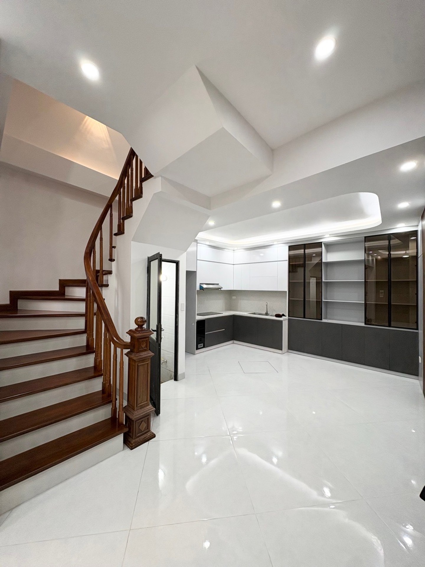Bán nhà BẰNG LIỆT 55m ở luôn chỉ 9.2 tỷ BA GÁC Đỗ cổng GẦN Ô TÔ sổ đỏ chính chủ ngõ thoáng sạch