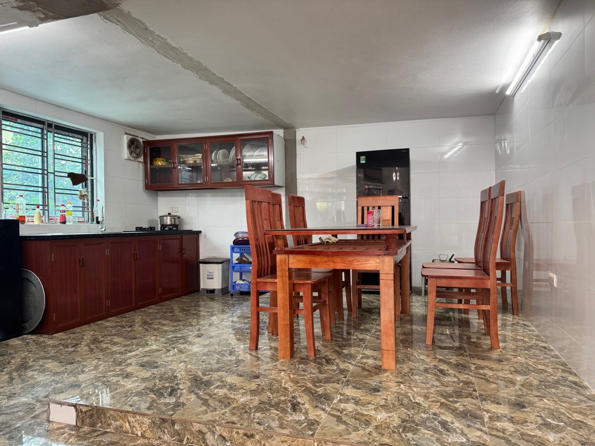 Nhà lô góc 4 tầng view hồ Nam Hồng - Ô tô đậu thoải mái