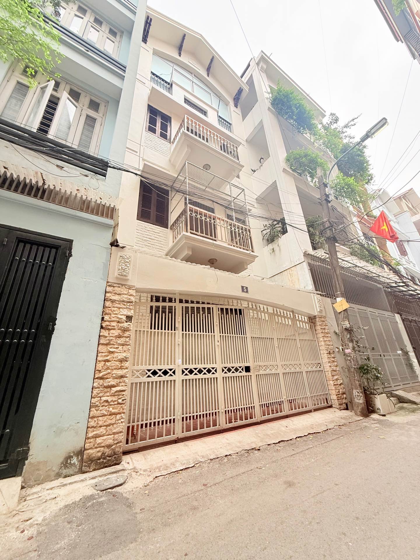 Nhà Trần Quốc Hoàn – phân lô, ô tô tránh, ở cực sướng giữa trung tâm Cầu Giấy.