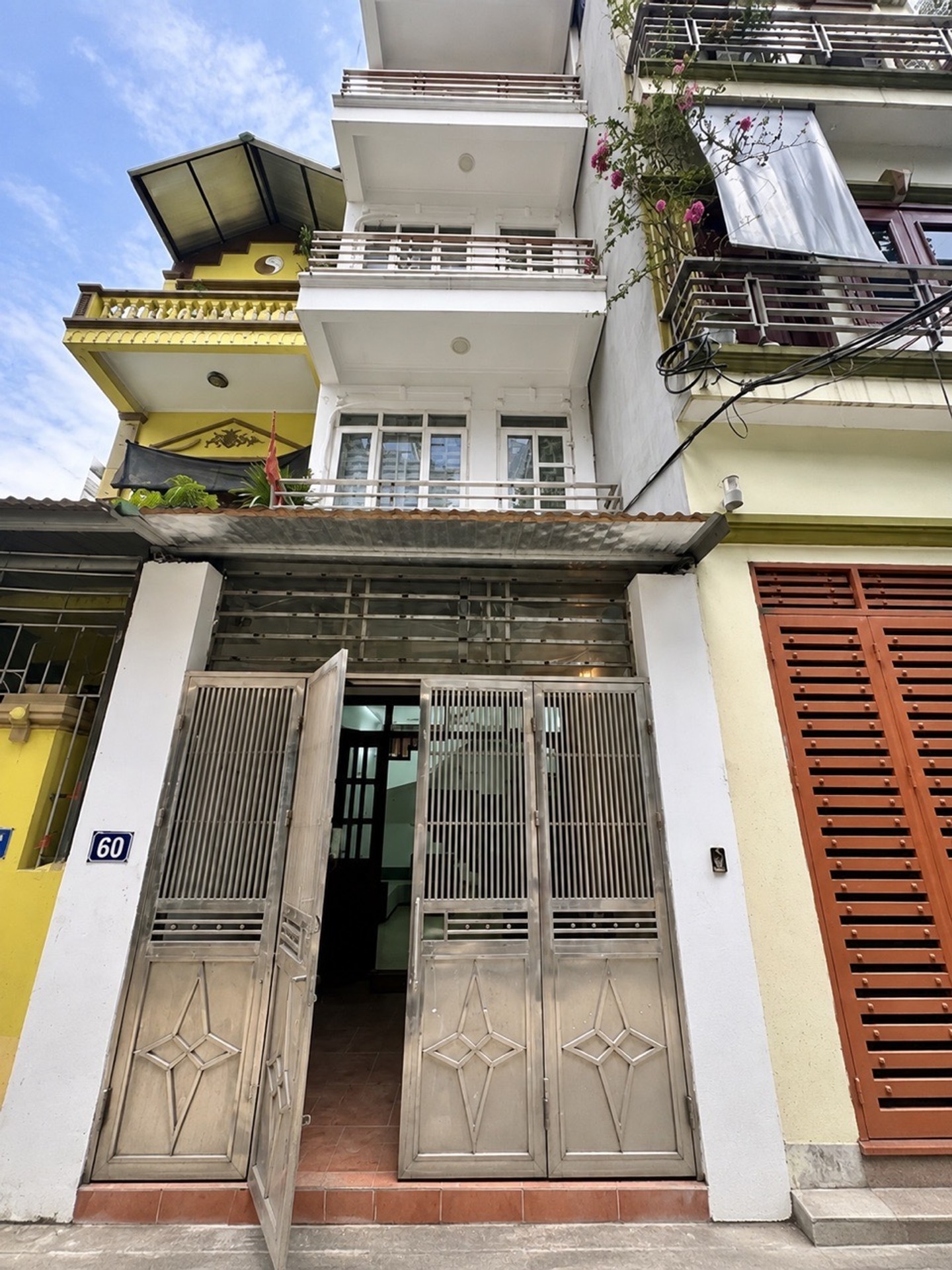 Bán nhà riêng 4 tầng tại Đức Giang, Long Biên với 6 phòng ngủ và ô tô vào nhà