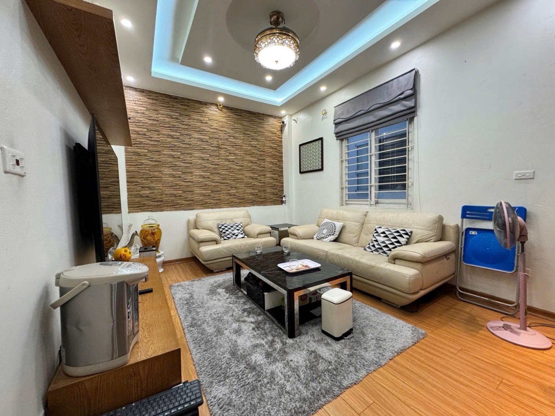 Nhà lô góc 2 mặt thoáng Nguyễn Văn Cừ, ô tô đỗ cửa, tặng nội thất