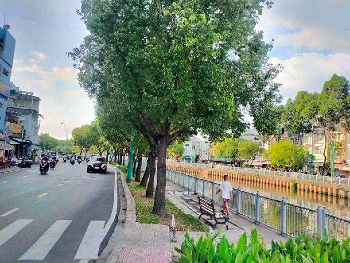 Bán nhà mặt phố 3 tầng view hồ trung tâm Quận Tân Bình, diện tích 26.6m2