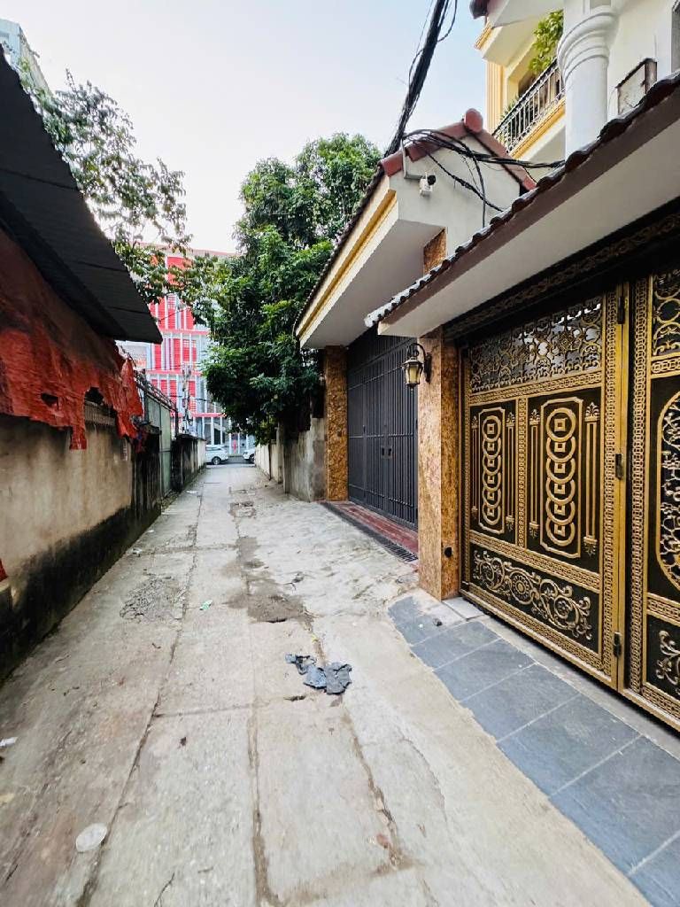 Nhà 7 tầng có thang máy, ô tô vào nhà, gần Ciputra