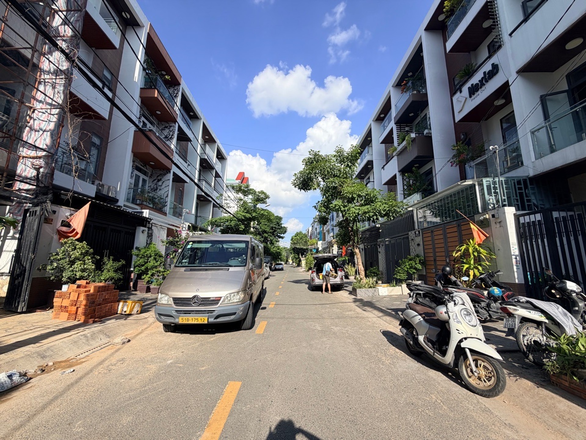 Nhà đẹp 4 tầng kinh doanh đỉnh đường rộng, giá hợp lý