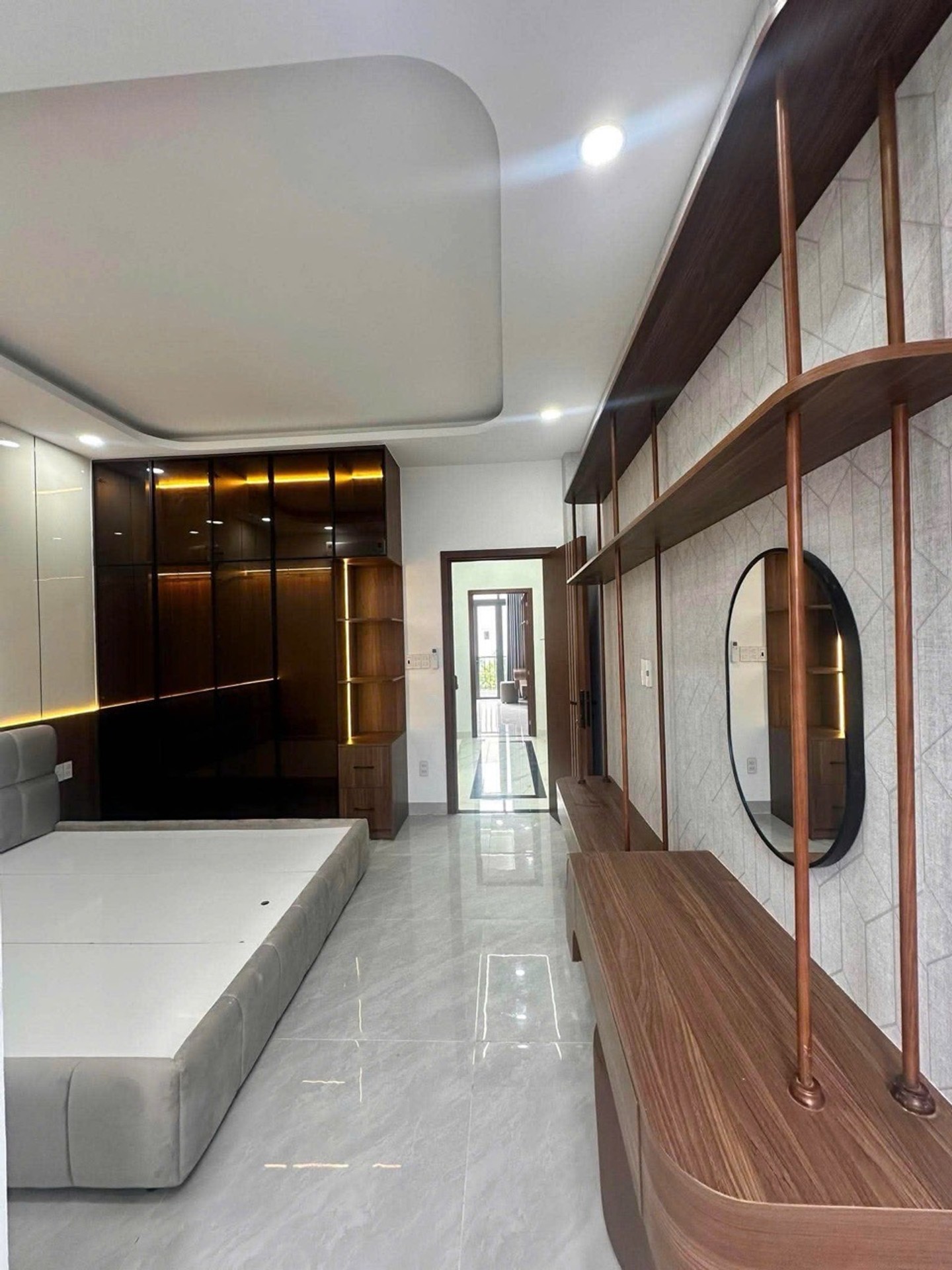 Nhà 5 tầng hiện đại có thang máy, vị trí thuận tiện tại quận Tân Phú