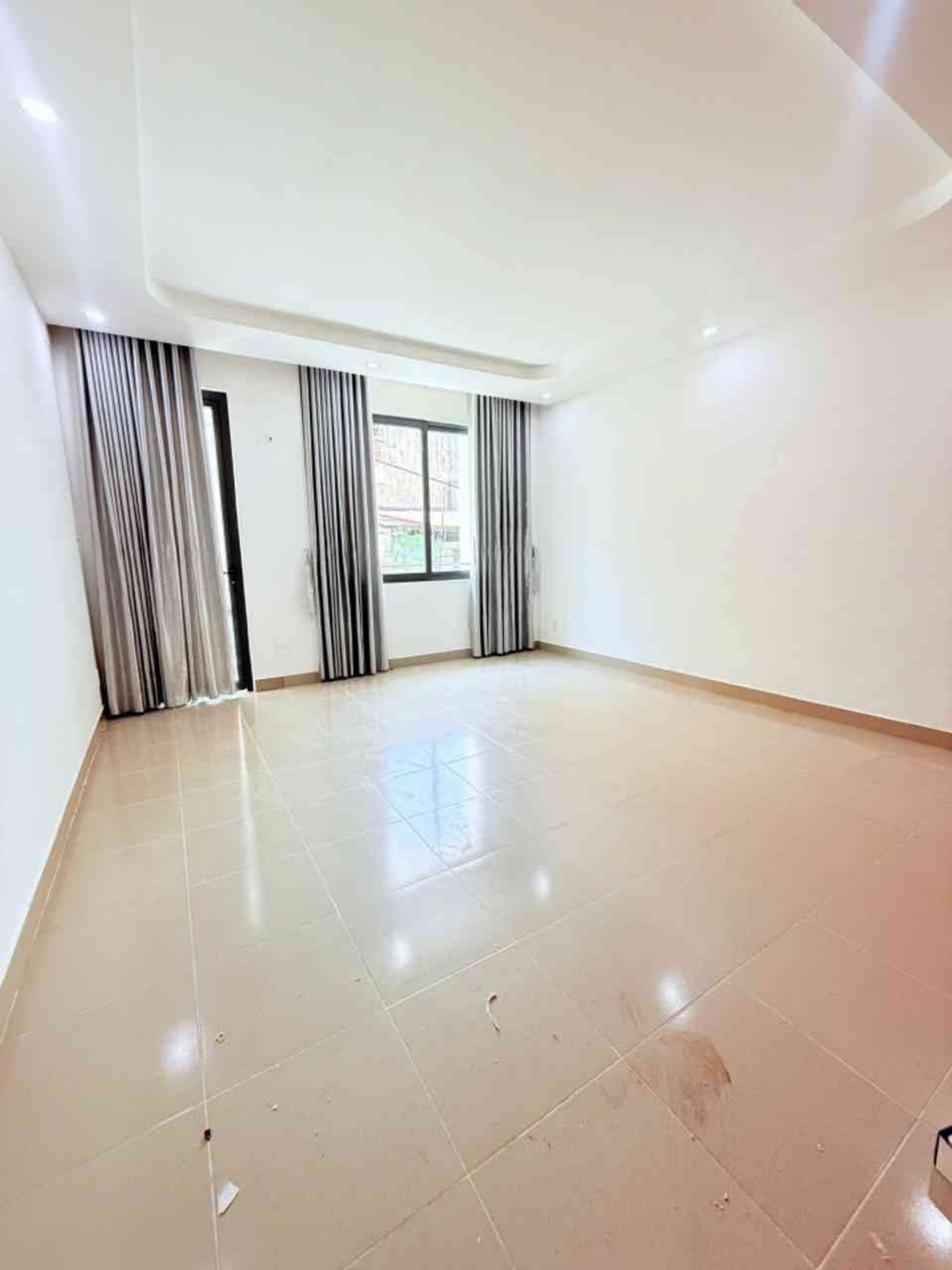 Nhà 4 tầng 3 ngủ hướng Đông, mặt tiền hẻm xe hơi quận Tân Phú