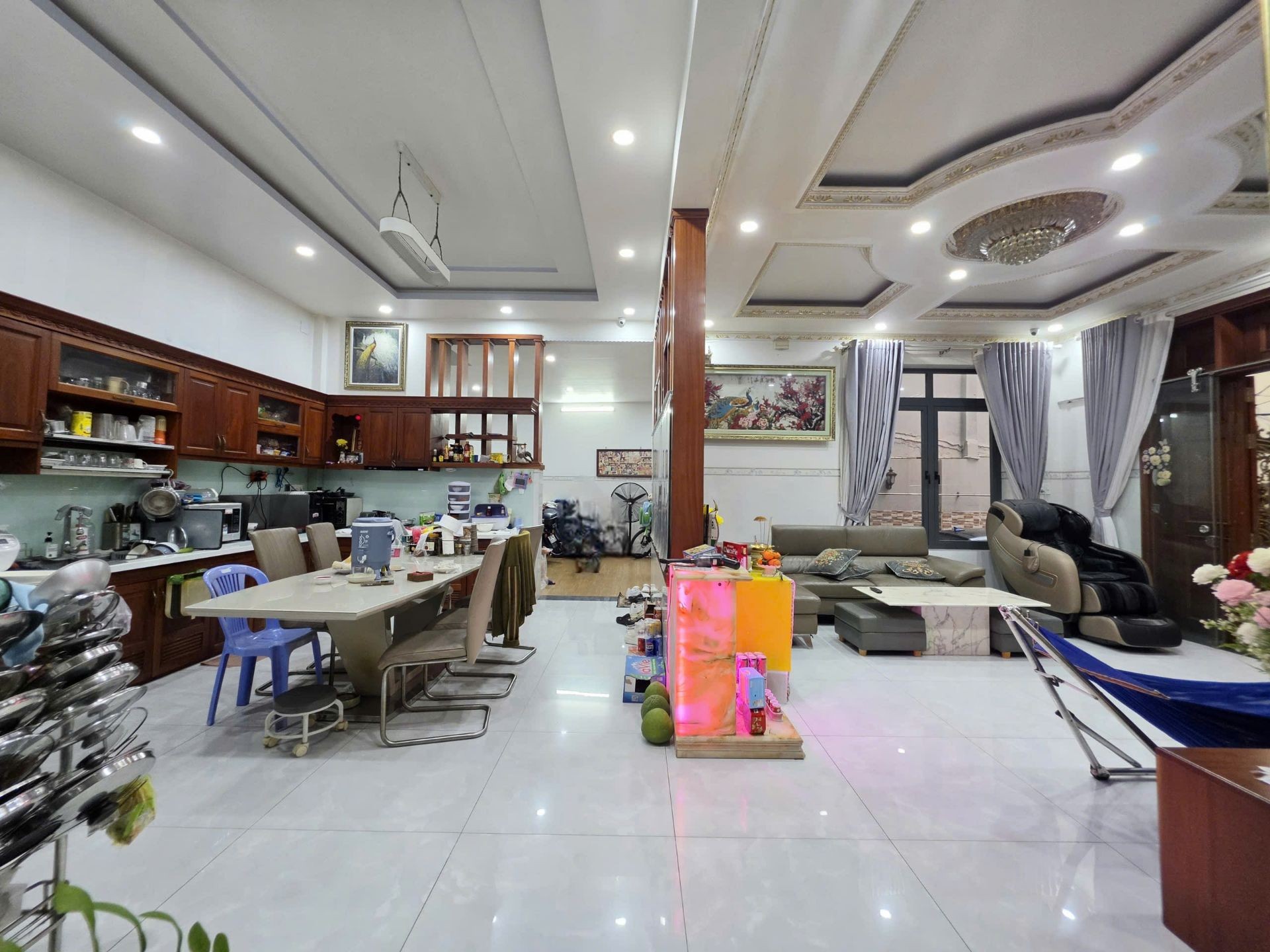 Biệt thự 4 tầng trung tâm Quận 6, mặt tiền rộng, hẻm ô tô vào nhà