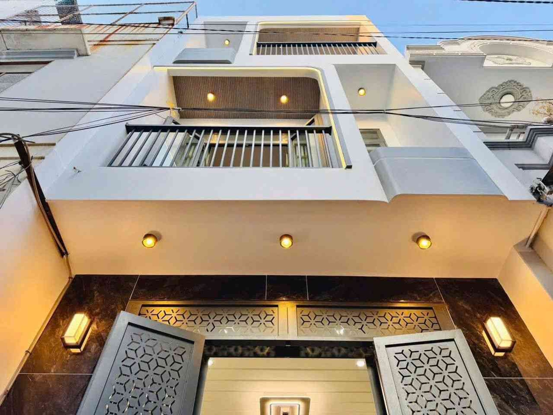 Nhà sang 3 tầng, Tân Trụ - Xe hơi đỗ cửa, sổ sẵn!