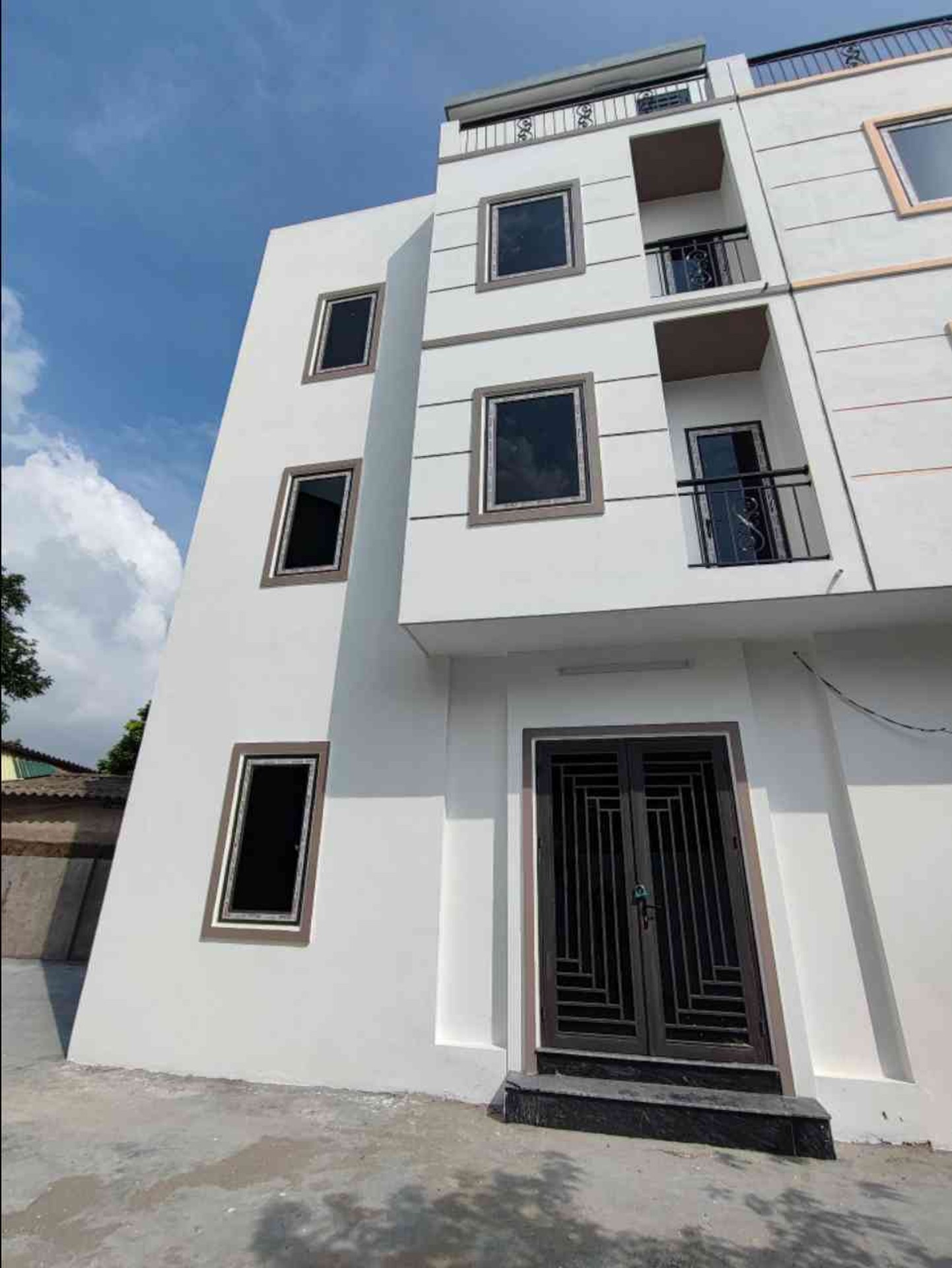 Nhà thôn Hoằng, Lạc Đạo, Hưng Yên, 4 tầng, ô tô vào nhà, full nội thất, gần chợ, trường . Hơn 2 tỷ