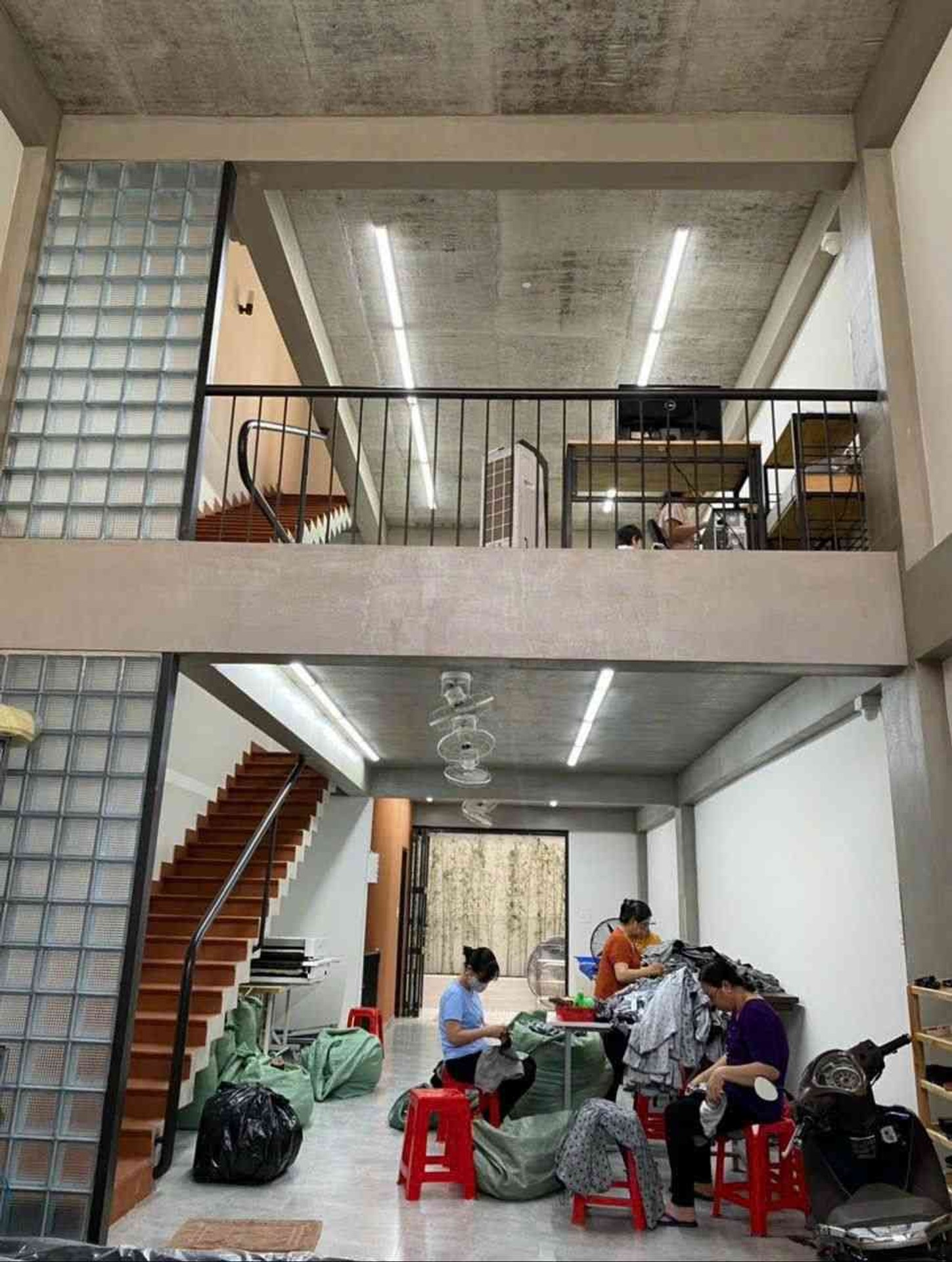 Bán Nhà Nguyễn Văn Quá 5
 X 20m. Kết Cấu 6 tầng. Giá 9 tỷ Còn bớt