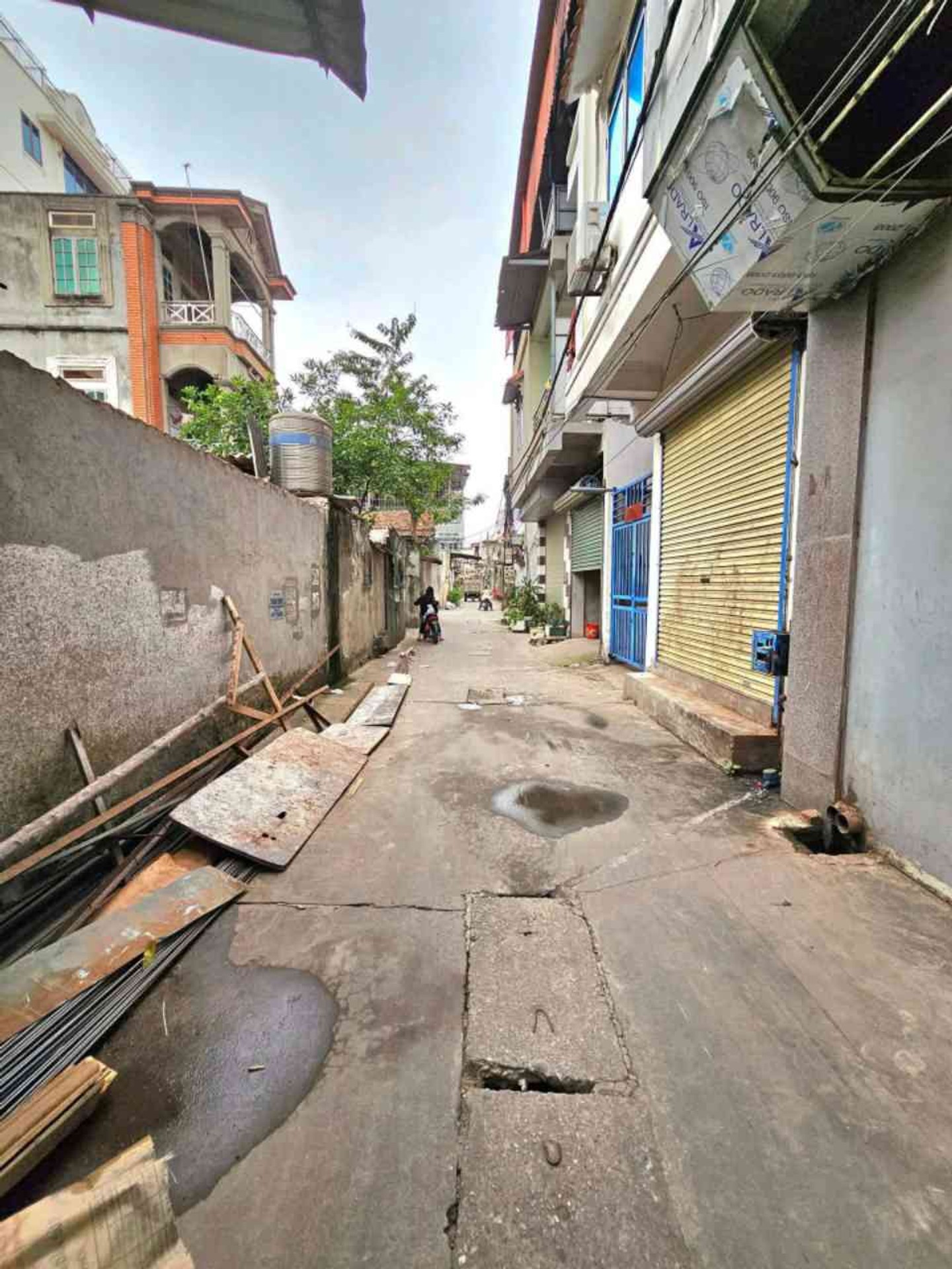 Nhà trọ 2 tầng rộng rãi sát trung tâm giá siêu hấp dẫn