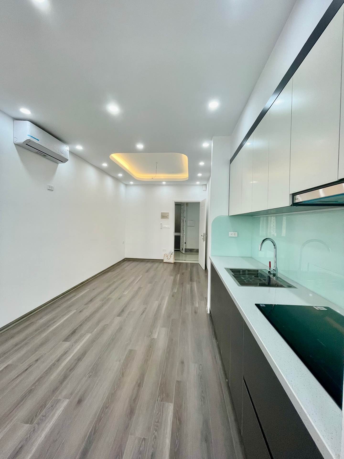 Căn hộ góc 2 ngủ siêu thoáng ngay trung tâm Cầu Giấy