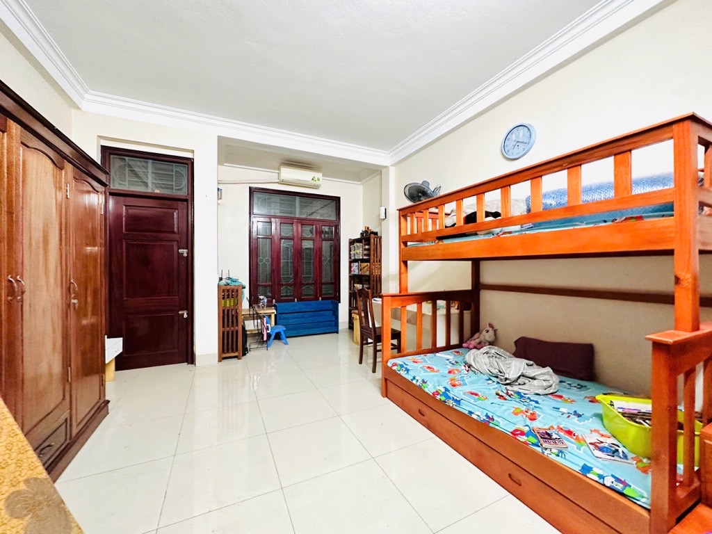 Nhà Phố Sang Trọng Cùng Sân Vườn Riêng Tại Trung Tâm Quận