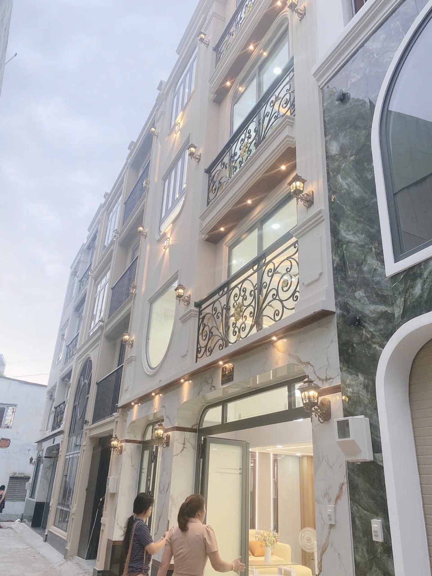 Bán nhà riêng 5 tầng phường Hạnh Thông, 4 phòng ngủ, ô tô vào nhà
