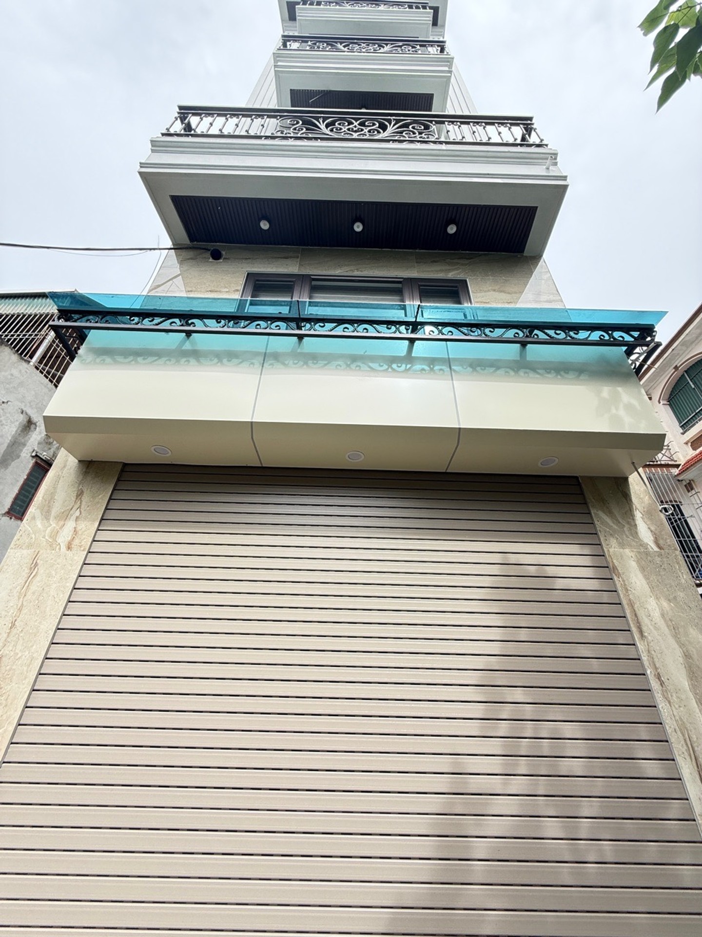 Hơn 8 tỷ nhà đẹp 7 tầng thang máy hiện đại - Ô tô đỗ cửa,full nội thất phường Việt Hưng, Long Biên