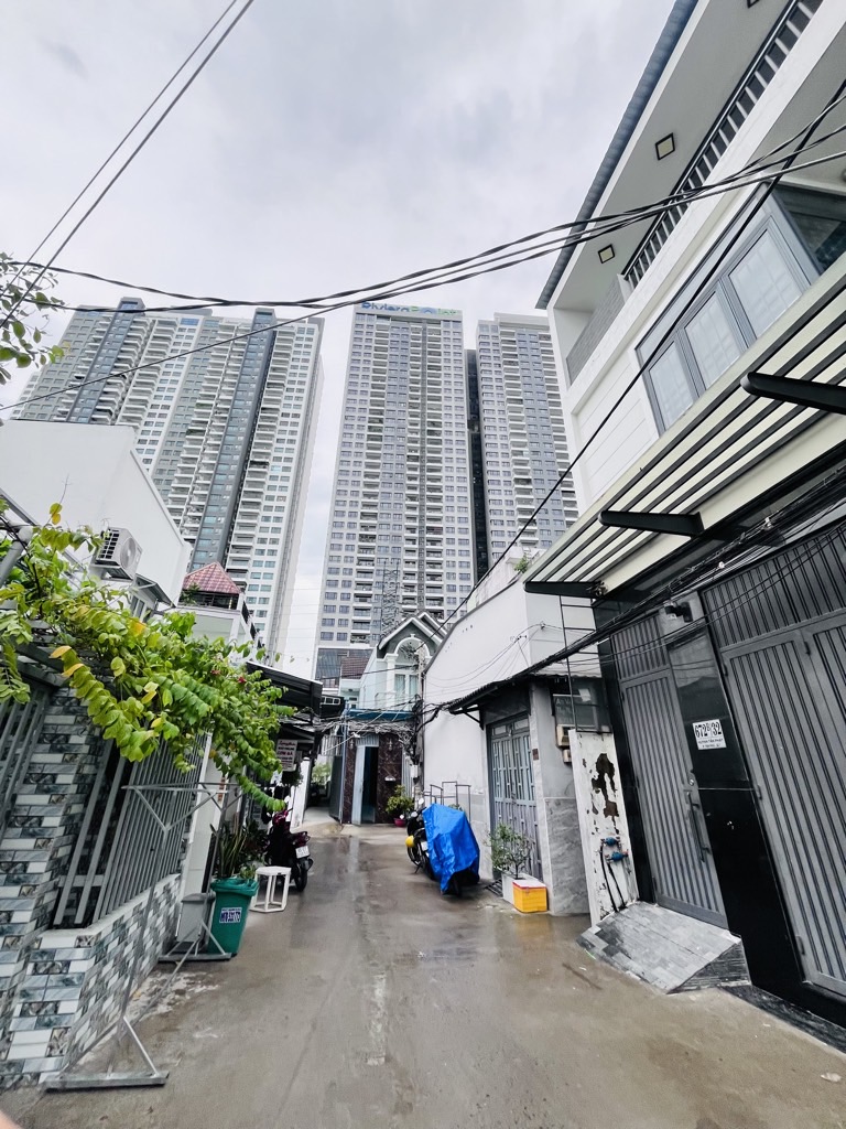 Nhà riêng hẻm xe hơi _ vị trí đắc địa tại Quận 7, giá giảm sâu cực hiếm có